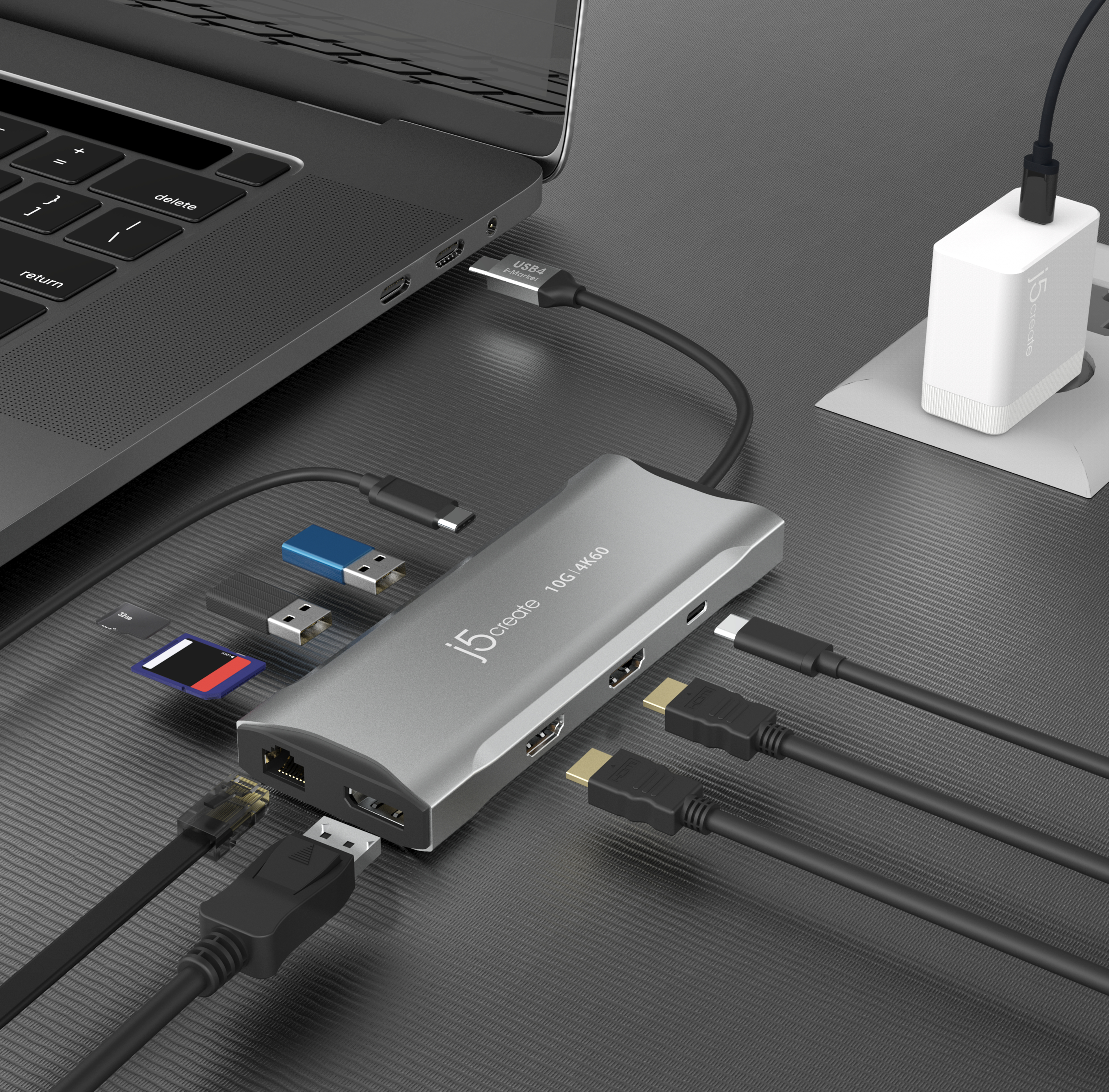 Silberner USB-Hub, an einen Laptop und andere Geräte angeschlossen. Mehrere Kabel sind eingesteckt.