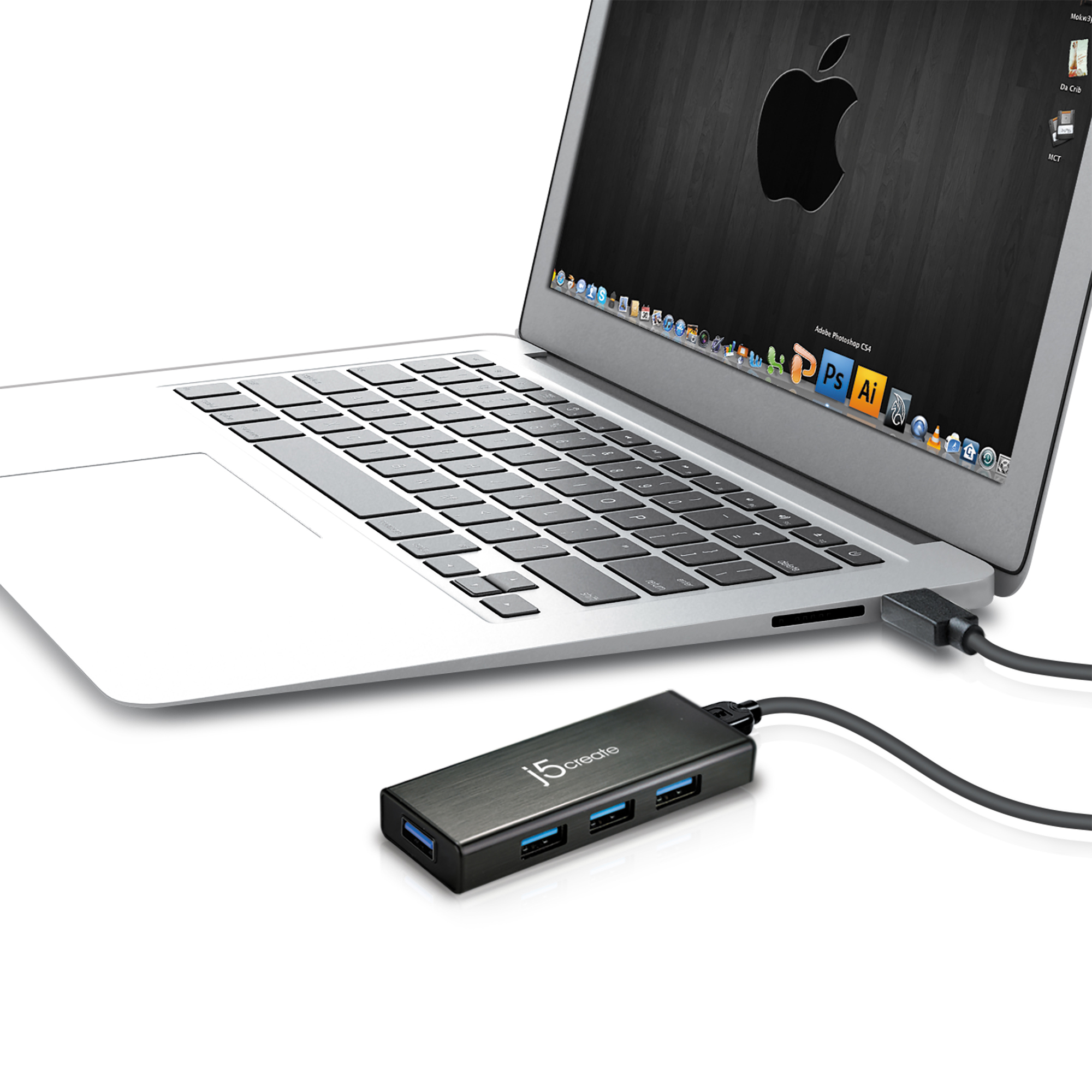 Laptop, der an einen schwarzen Hub mit USB-Anschlüssen angeschlossen ist, auf einer weißen Oberfläche.