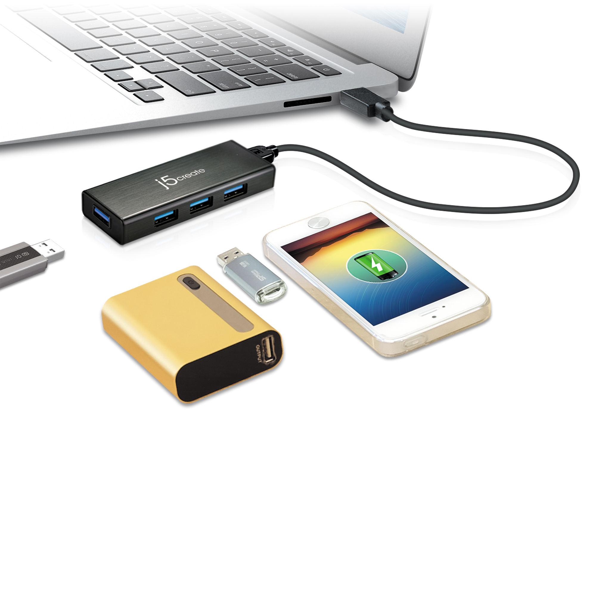 Laptop mit USB-Hub, Telefon, Powerbank und USB-Stick verbunden.