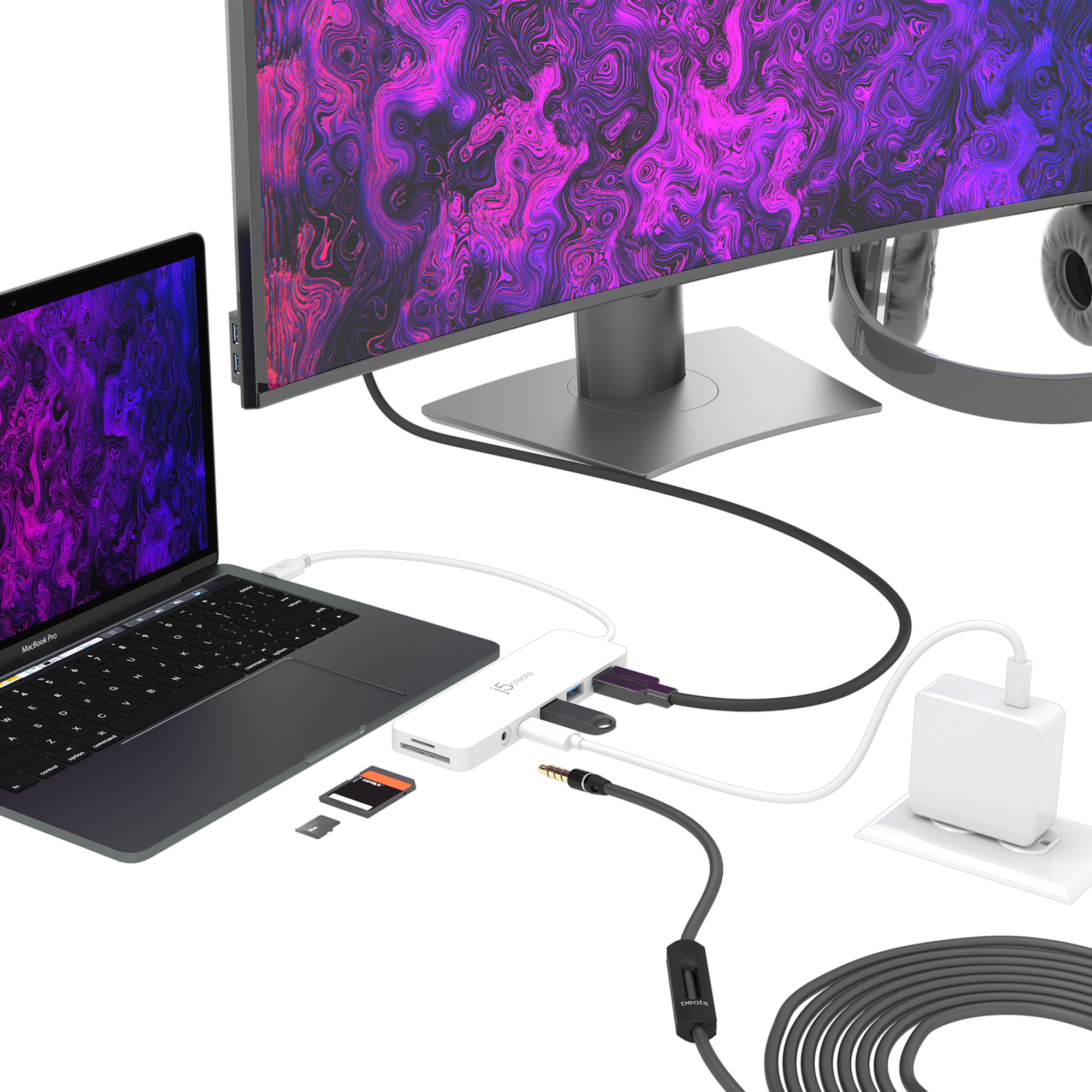 Laptop und Monitor sind mit einem Hub verbunden. Kabel und andere Peripheriegeräte sind vorhanden.