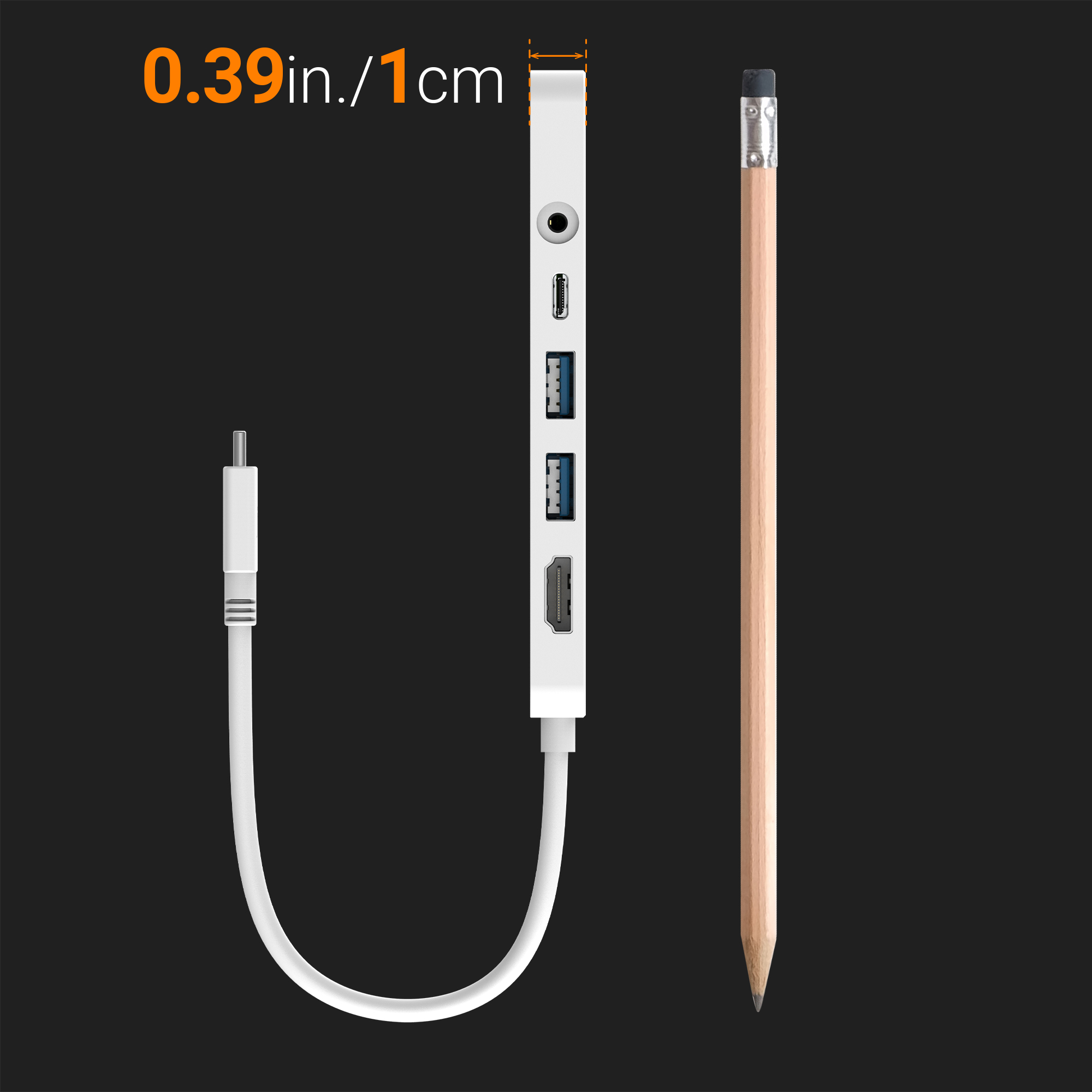 Weißer USB-C-Hub mit mehreren Anschlüssen und einem Bleistift, vor schwarzem Hintergrund.