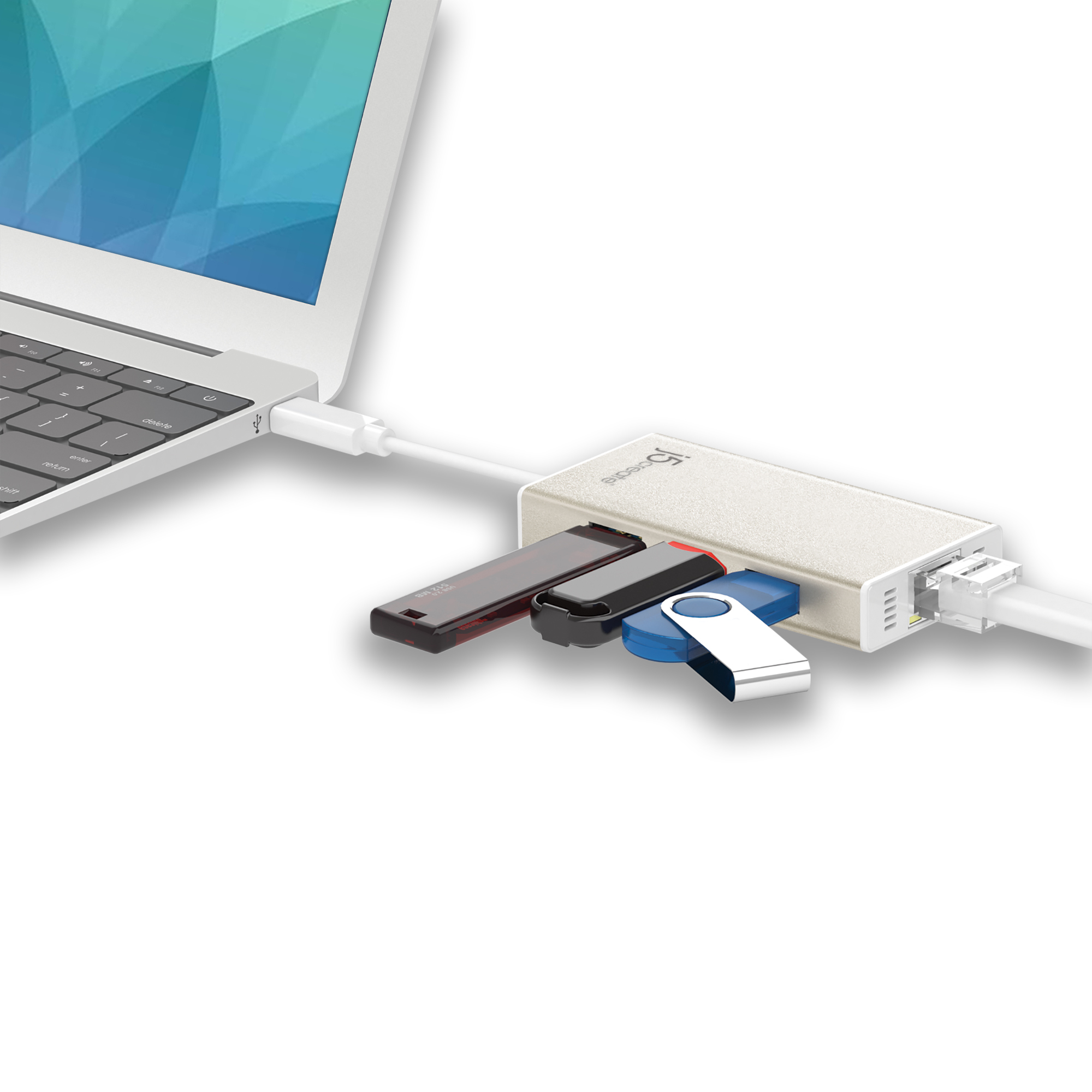 Ein Laptop, verbunden mit einem Hub mit USB-Laufwerken und einem angeschlossenen Ethernet-Kabel.