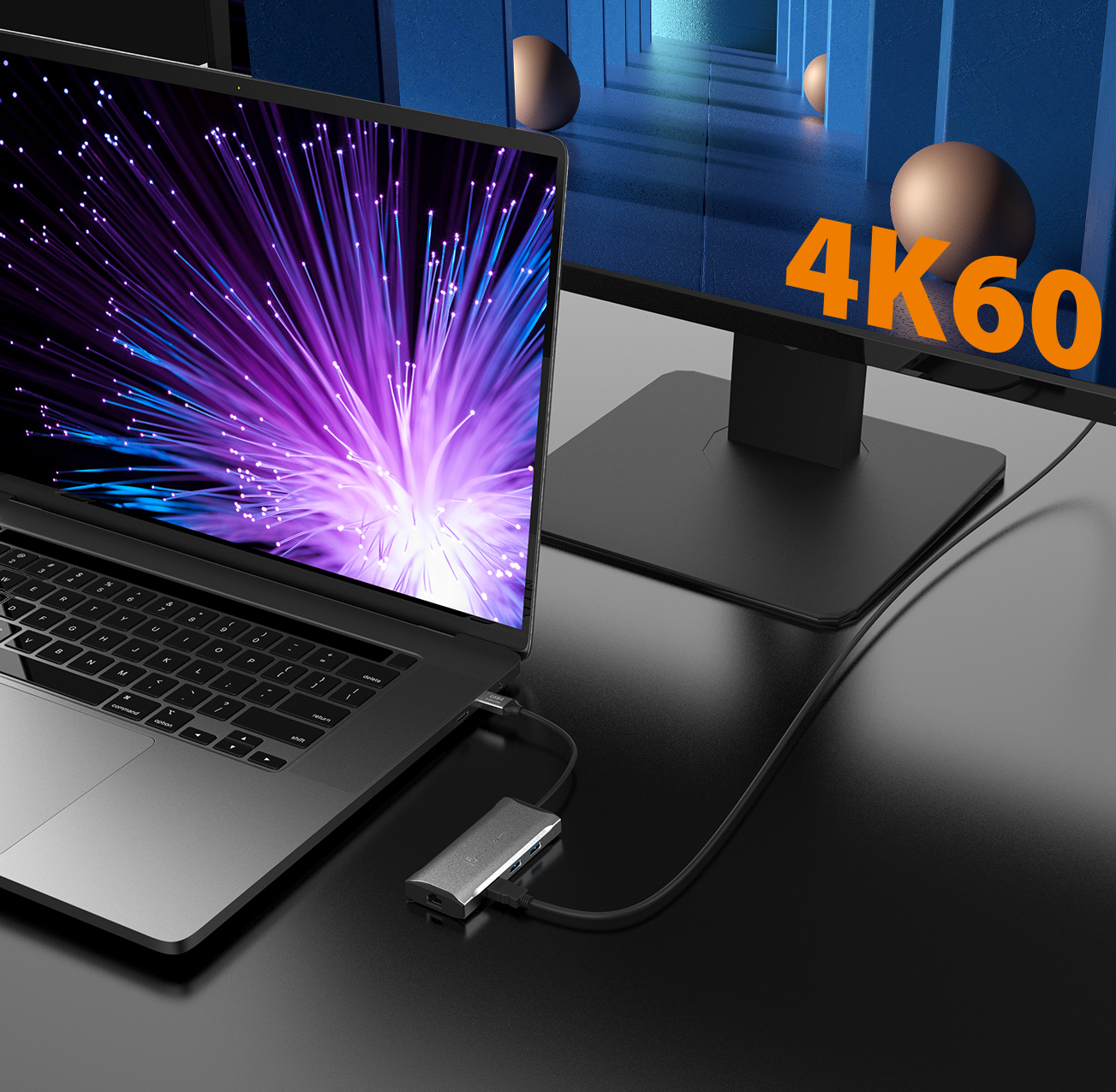 Laptop an Monitor angeschlossen, 4K 60 Text, schwarzer Schreibtisch.