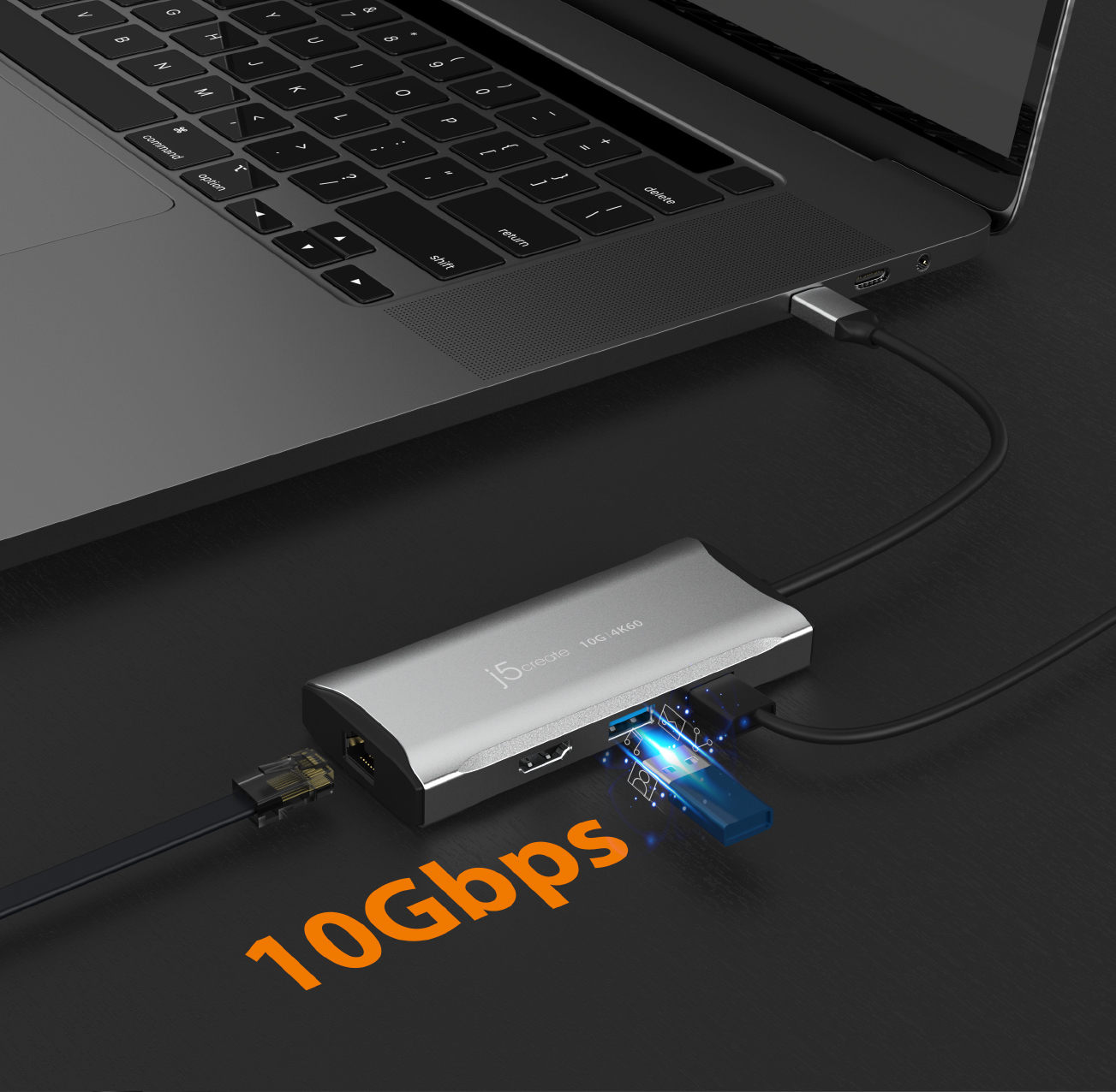 Laptop, der mit einem silbernen Hub mit Netzwerkkabel und anderen Anschlüssen verbunden ist.