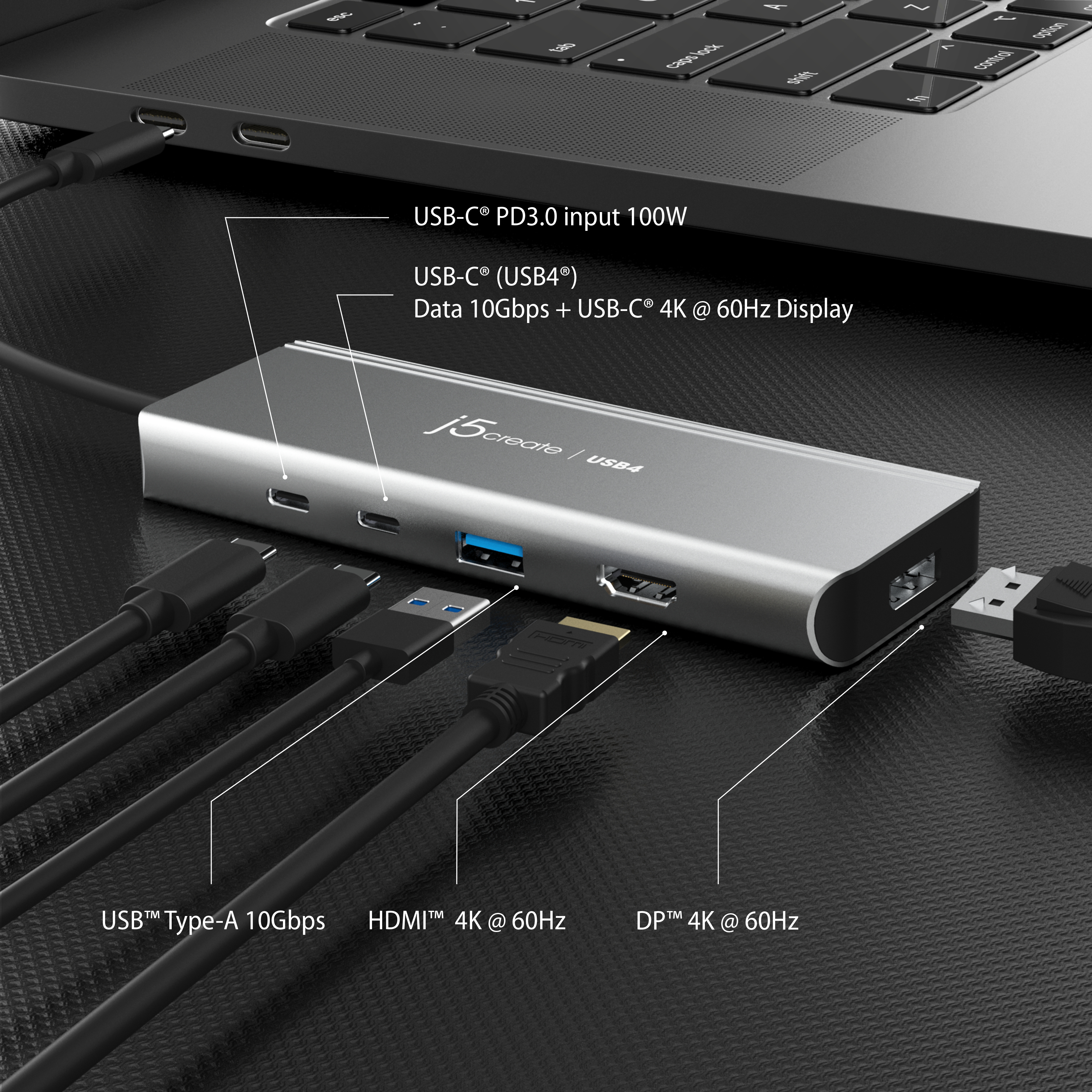 Silberner USB-Hub mit mehreren Anschlüssen, die mit einem Laptop verbunden sind. Kabel sind ebenfalls sichtbar.