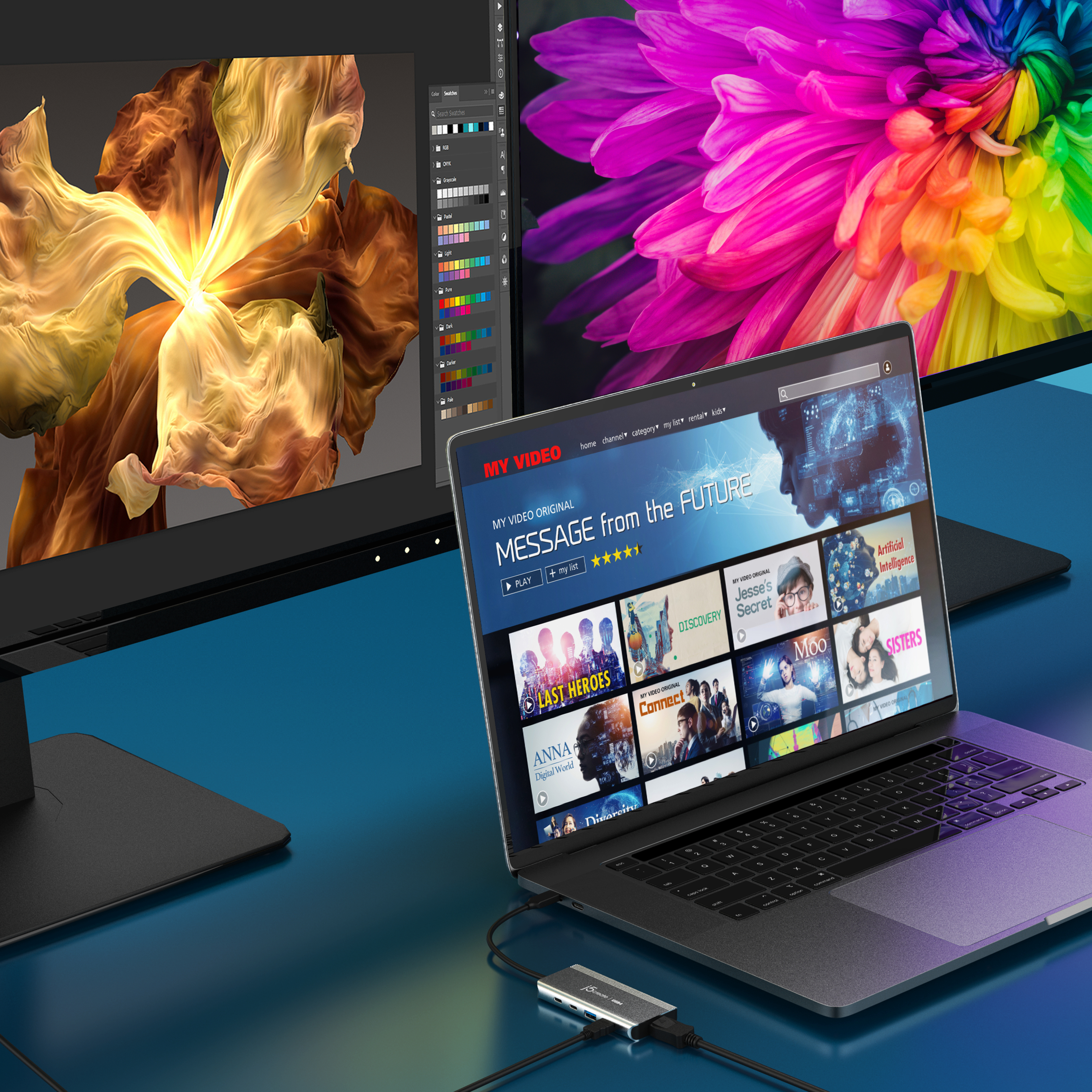 Ein Laptop, der eine Video-Streaming-Website anzeigt, mit einem Monitor, der ein Grafikdesign zeigt.