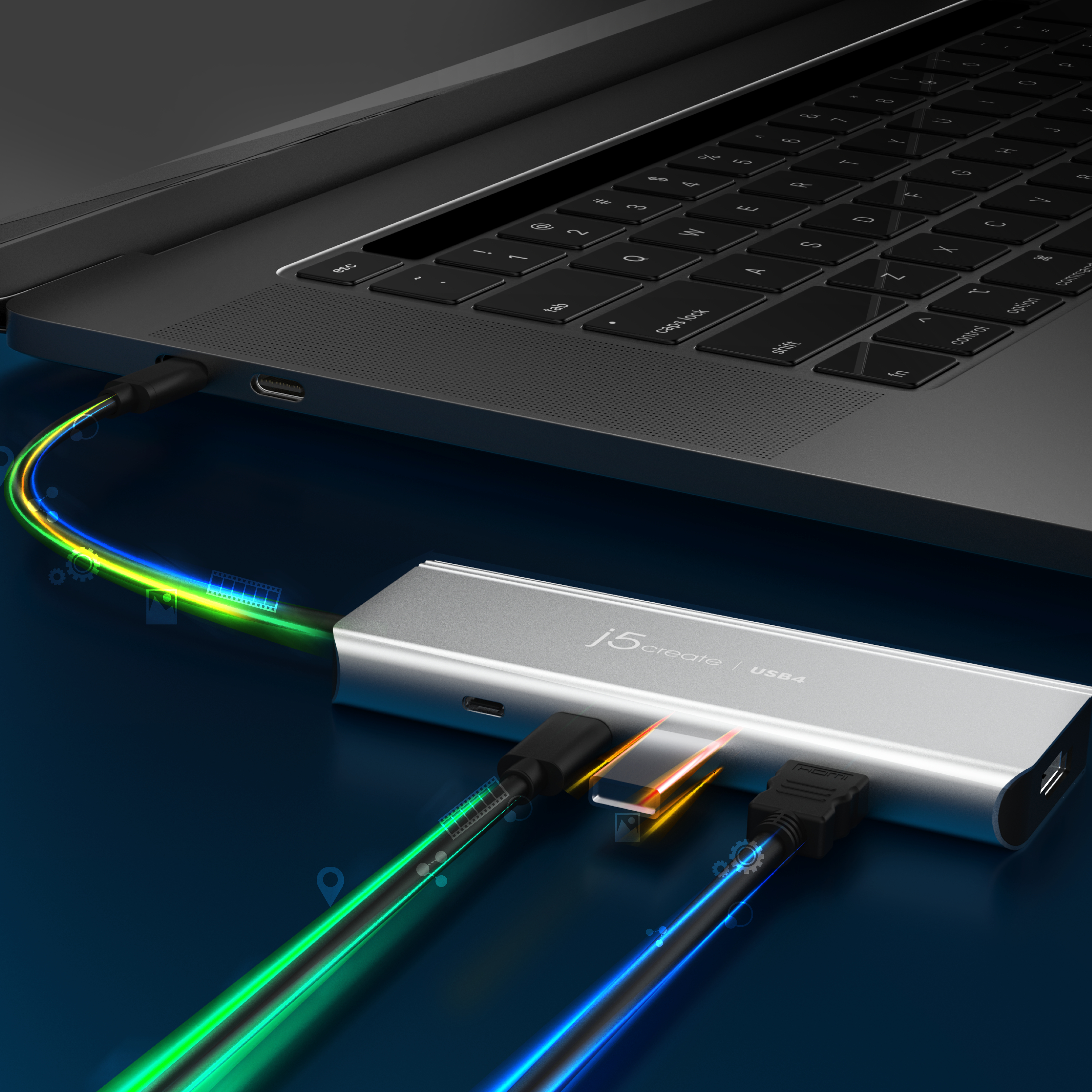 Ein silberner USB-C-Hub, der mit einem Laptop verbunden ist, mit eingesteckten Kabeln, die in verschiedenen Farben leuchten.