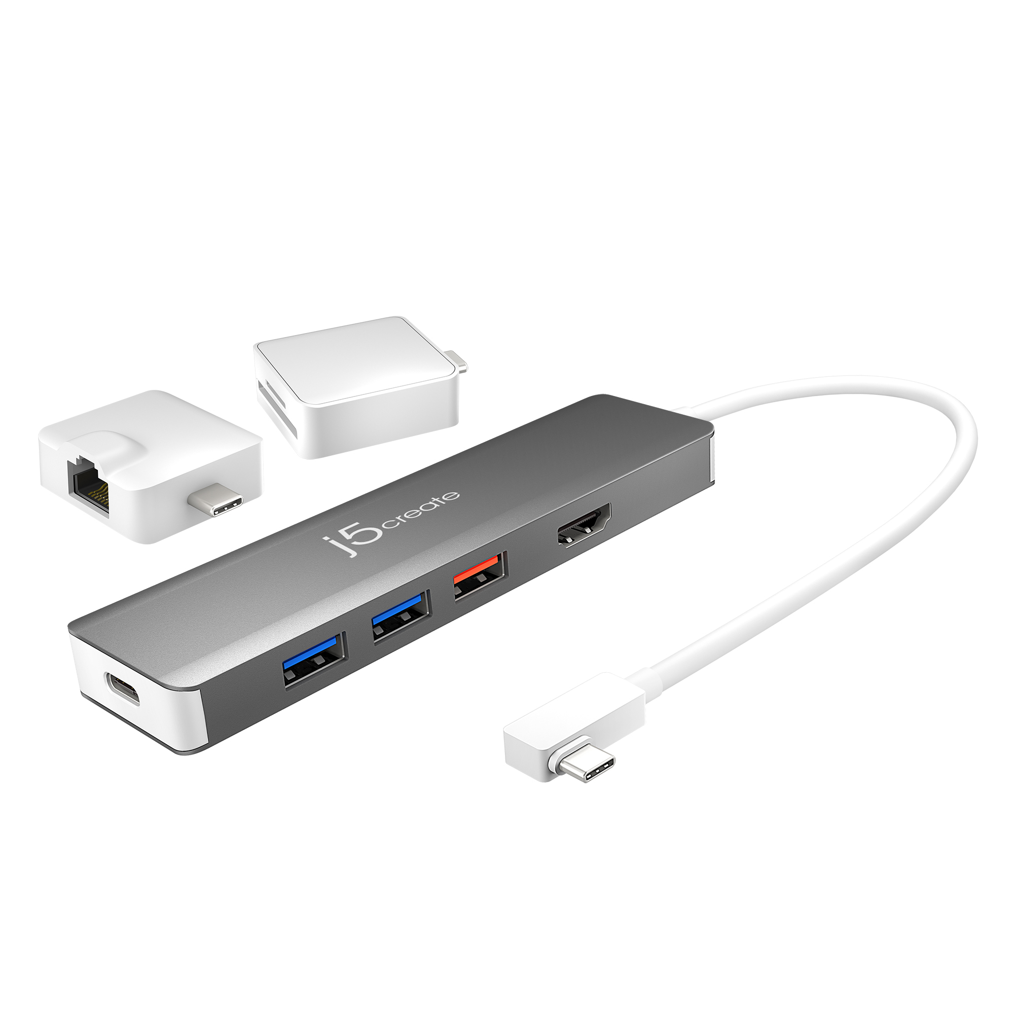 Ein silberner USB-C-Hub mit mehreren Anschlüssen und zwei weißen Zubehörteilen.