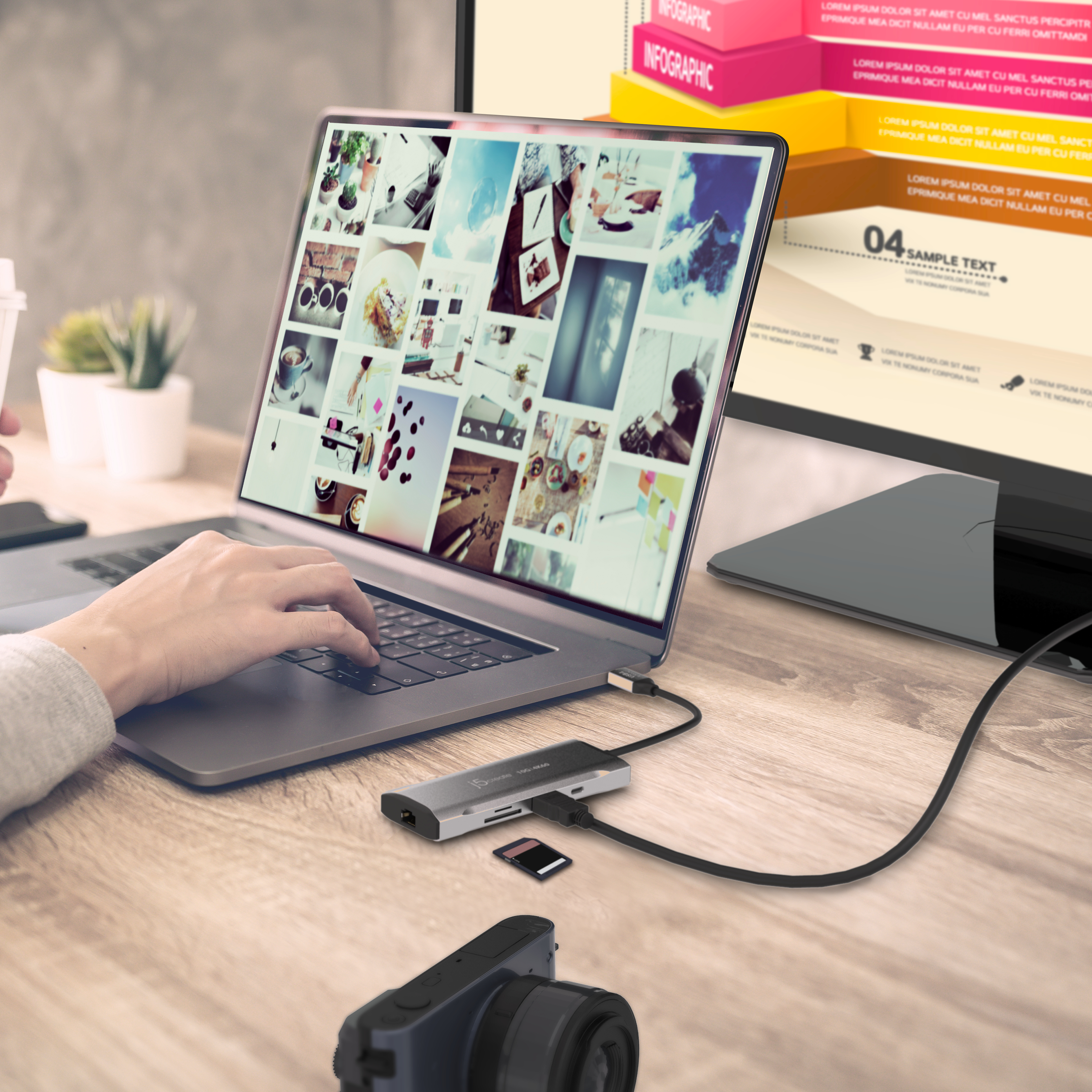 Eine Person, die einen Laptop mit einem USB-Hub und einer Kamera auf dem Schreibtisch benutzt. Bilder auf dem Bildschirm.