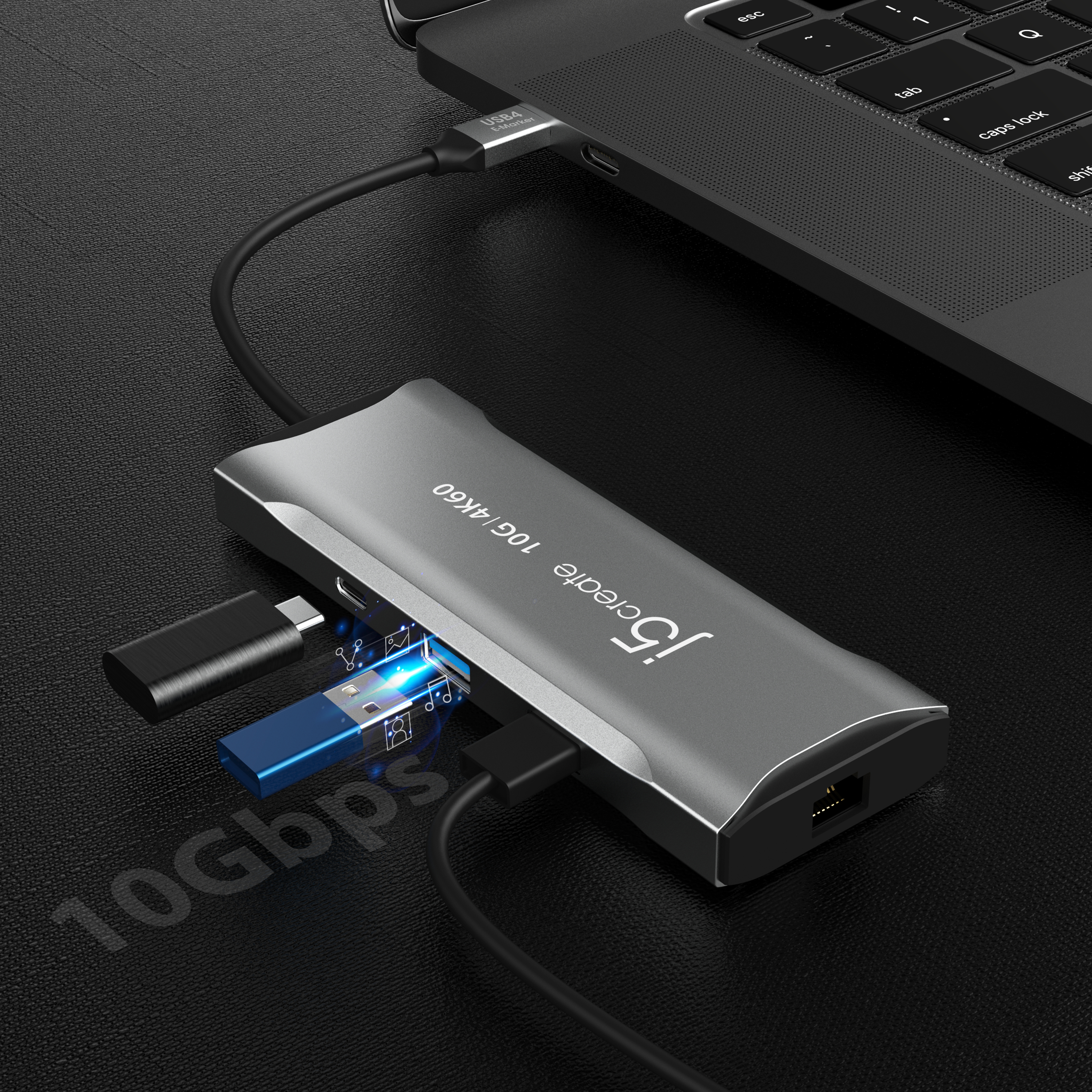 Silberner USB-C-Hub mit Laptop verbunden. Mehrere Geräte angeschlossen, darunter ein USB-Laufwerk.
