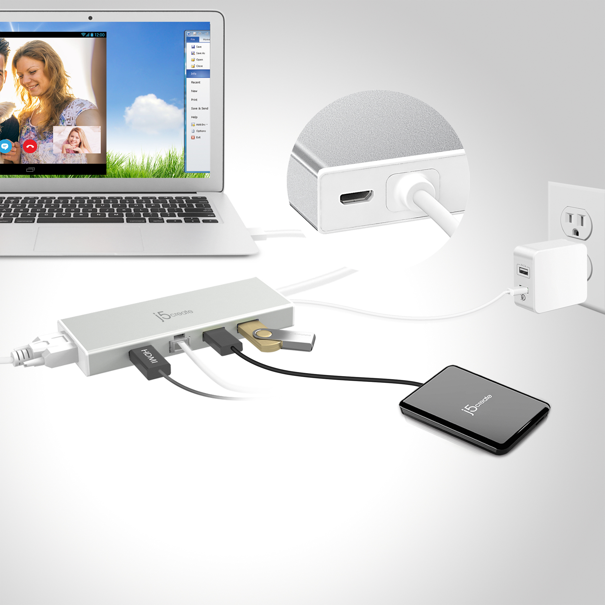 Laptop mit USB-Hub verbunden, an dem mehrere Geräte angeschlossen sind, einschließlich Netzteil.