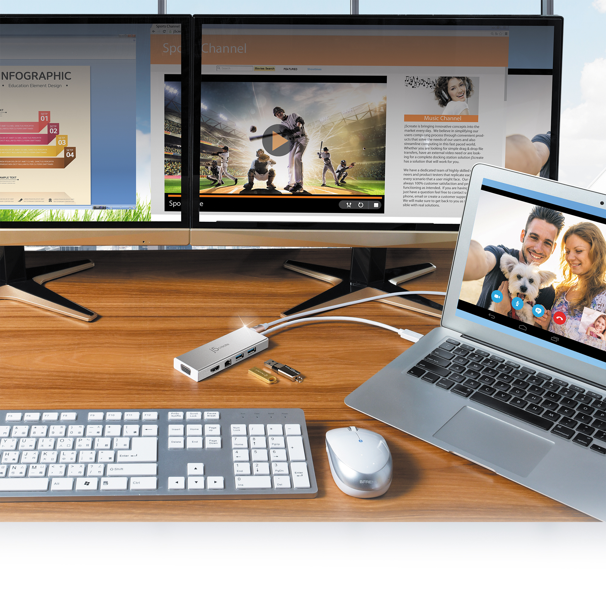 Drei Monitore mit unterschiedlichen Inhalten, eine Tastatur, eine Maus und ein USB-Hub auf einem Holzschreibtisch.