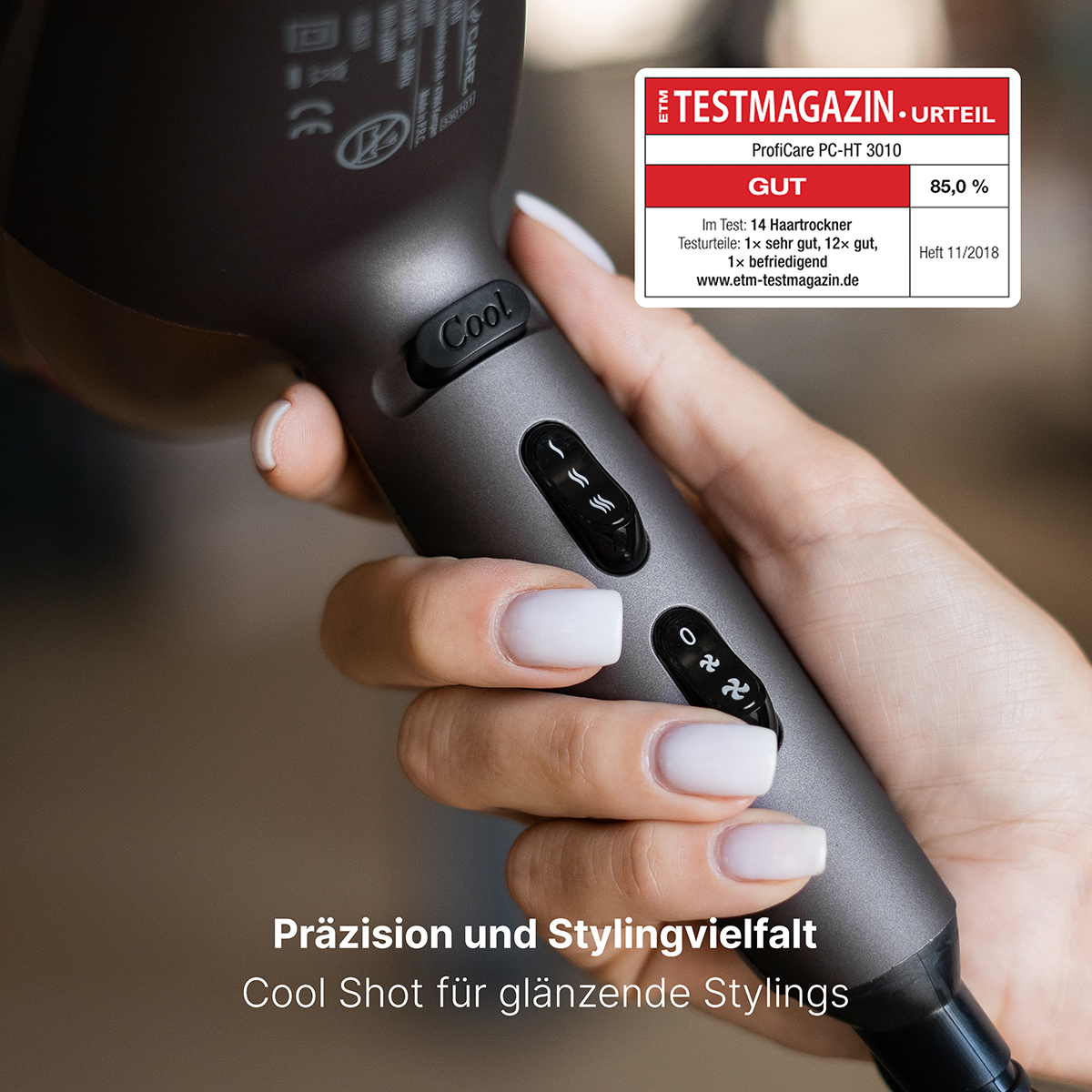 Dłoń trzyma ciemnoszarą suszarkę do włosów. Tekst wskazuje 