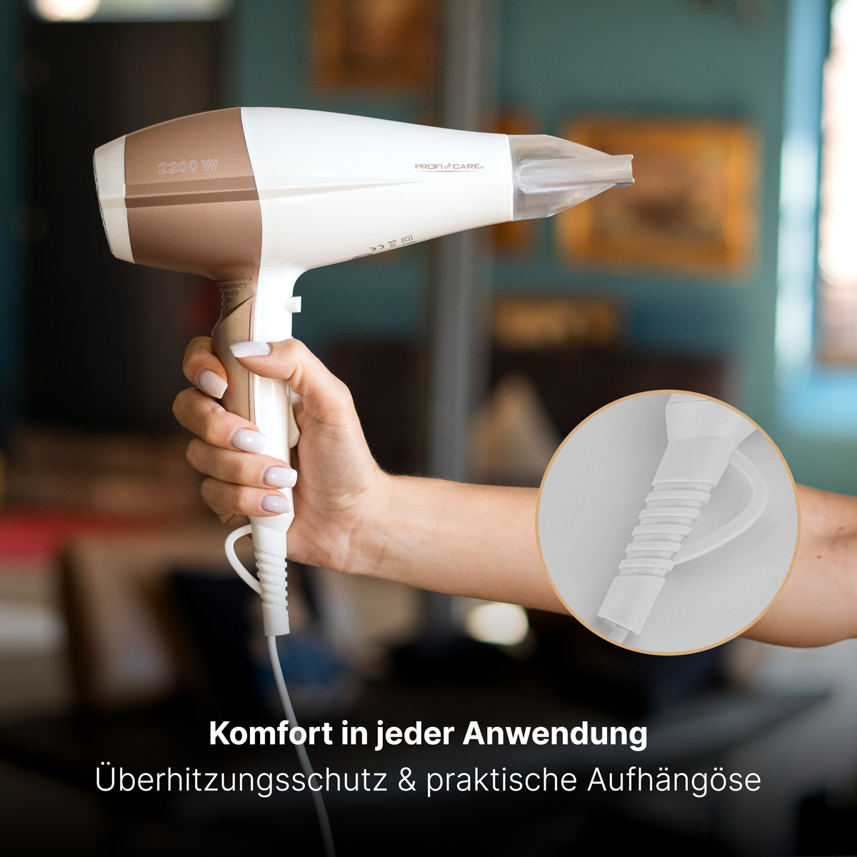 Dłoń trzymająca suszarkę do włosów. Jest biała i złota. Jest powiększenie dyszy.