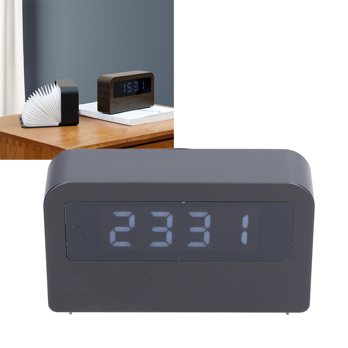 Schwarze Digitaluhr mit der Anzeige 23:31. Links ist eine buchförmige Lampe zu sehen.