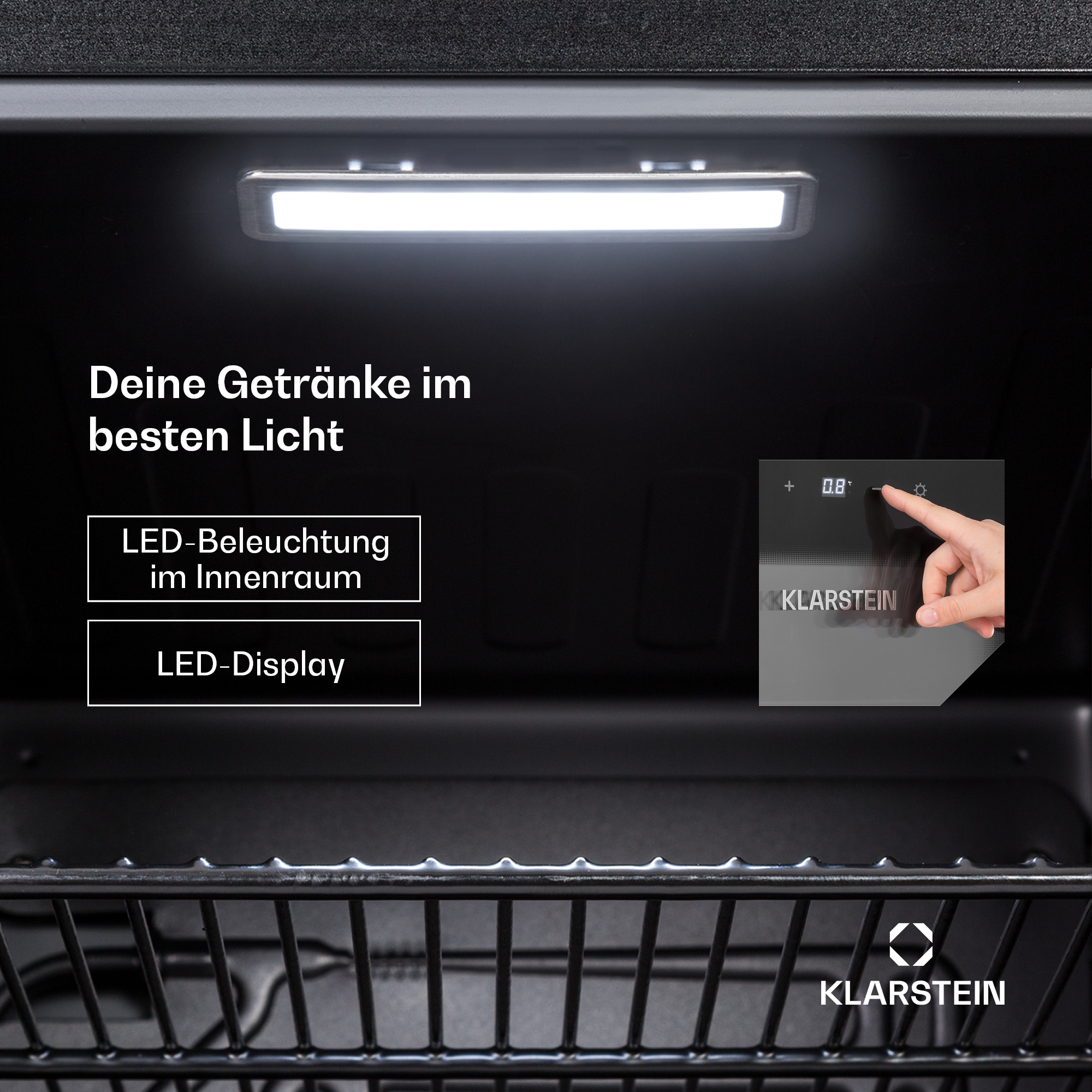 Im Inneren eines schwarzen Kühlschranks mit Licht und Digitalanzeige.