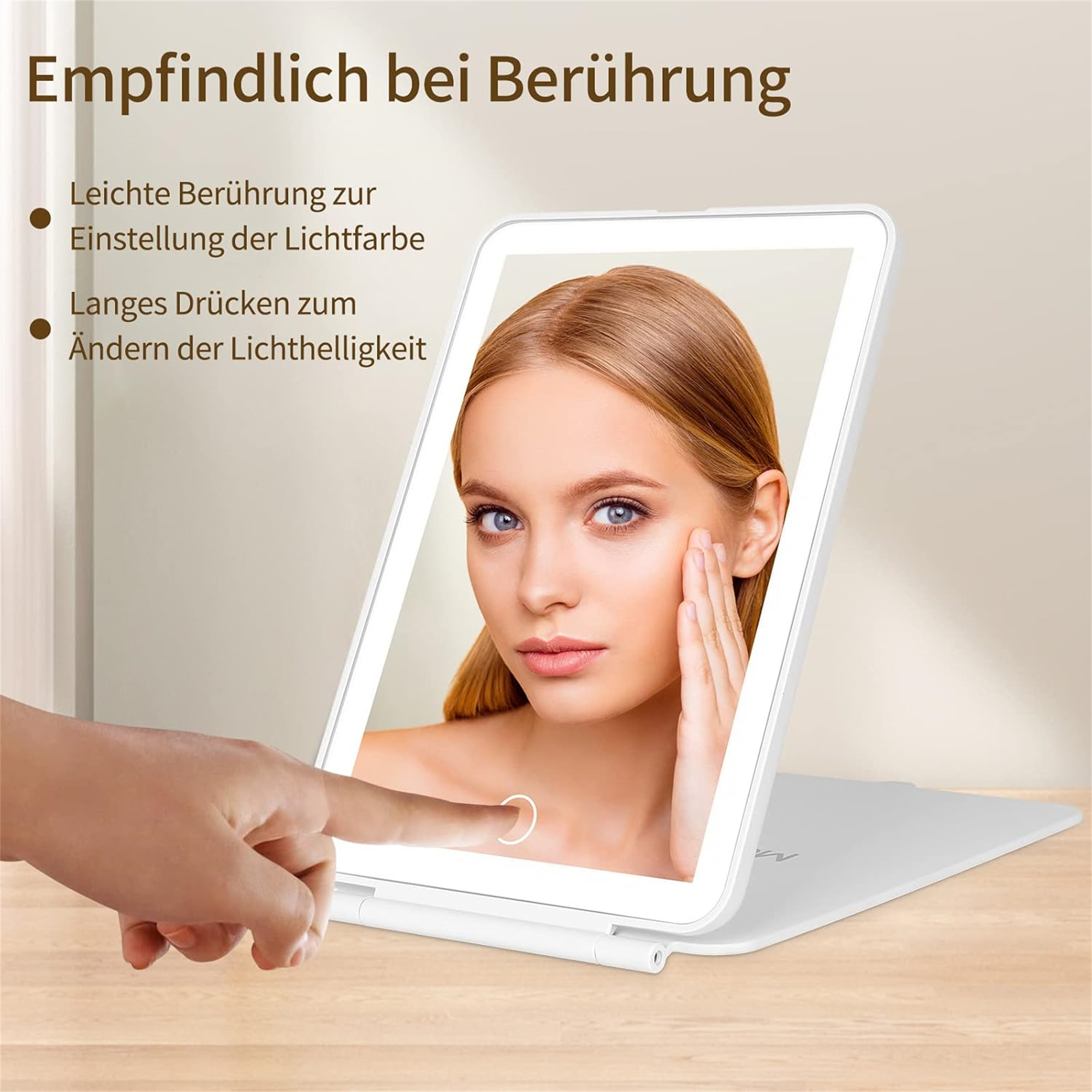 Frau berührt ihr Gesicht vor einem Spiegel. Der Text auf Deutsch lautet 'Empfindlich bei Berührung'.