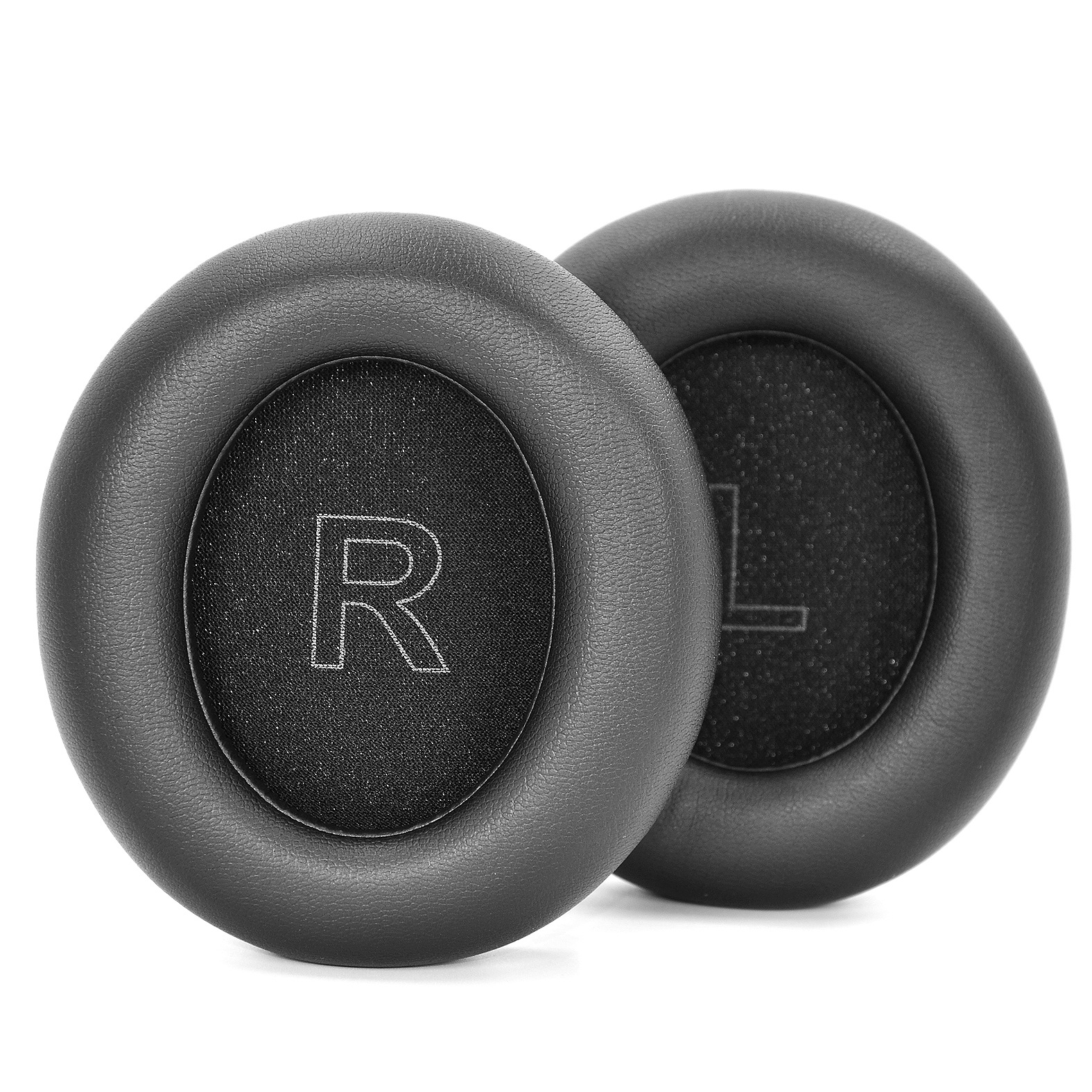 Zwei schwarze Ohrpolster mit den Buchstaben 'R' und 'L'. Sie sind rund und gepolstert.