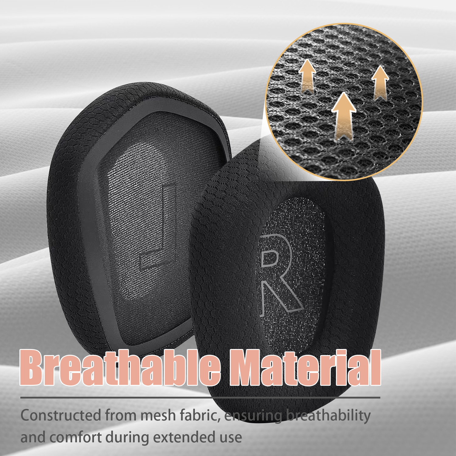 Zbliżenie czarnych nauszników z literami 'L' i 'R'. Widoczny materiał siatkowy.