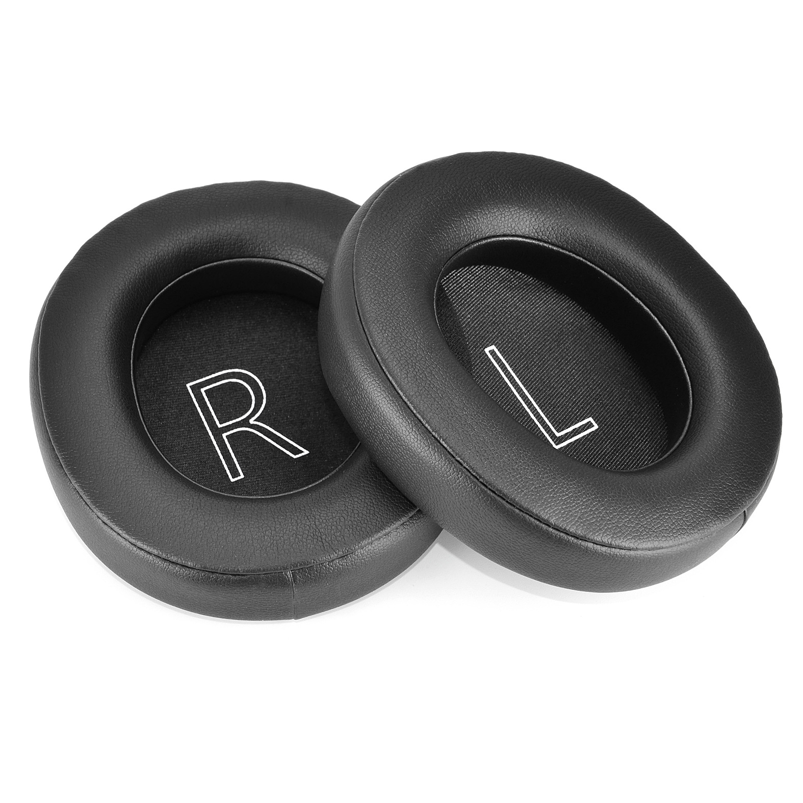 Twee zwarte oorkussens voor een koptelefoon, één gemarkeerd met 'R', de andere met 'L'. De kussens liggen op een wit oppervlak.