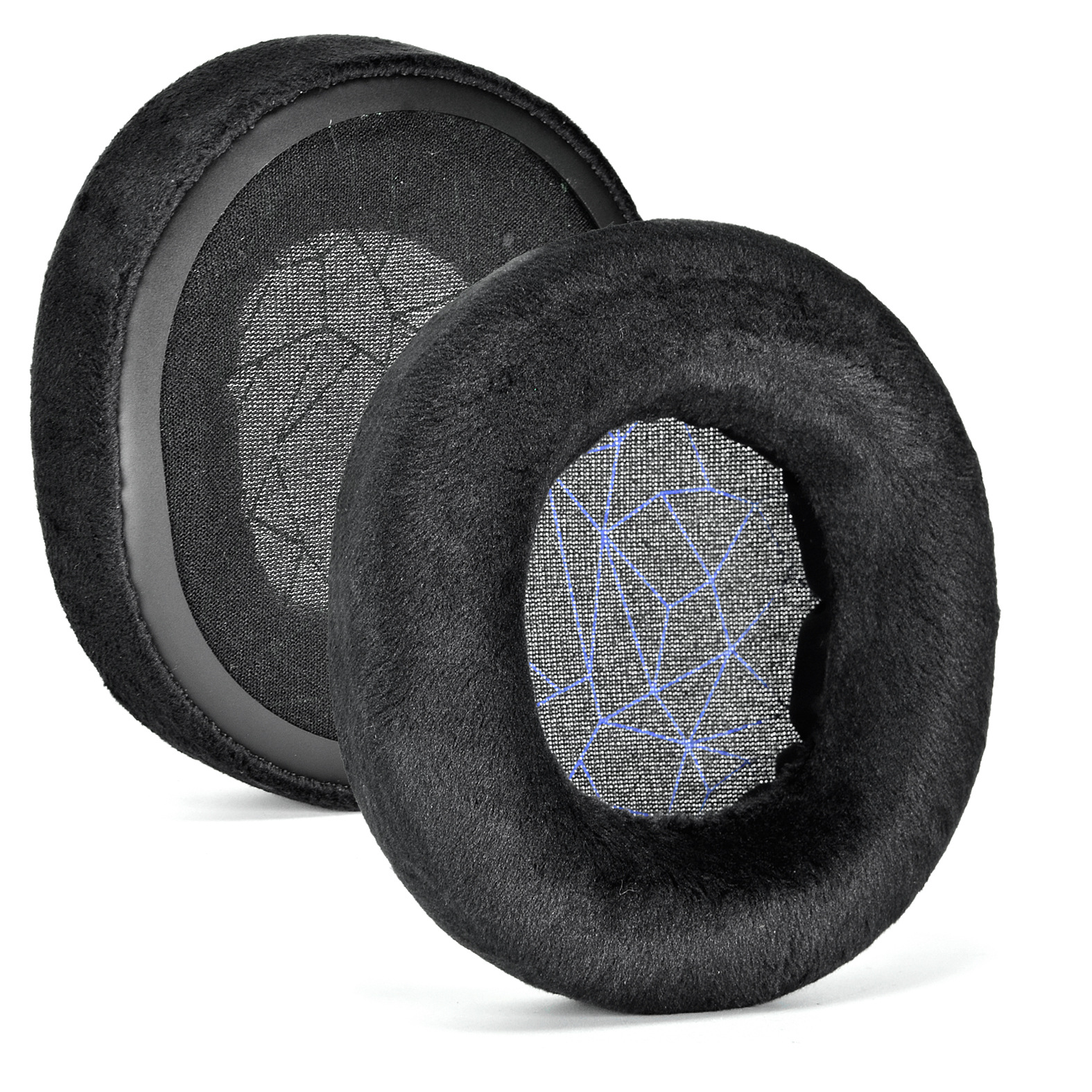 Zwei schwarze Kopfhörer-Ohrpolster mit Mesh, eines im Fokus, das andere dahinter.