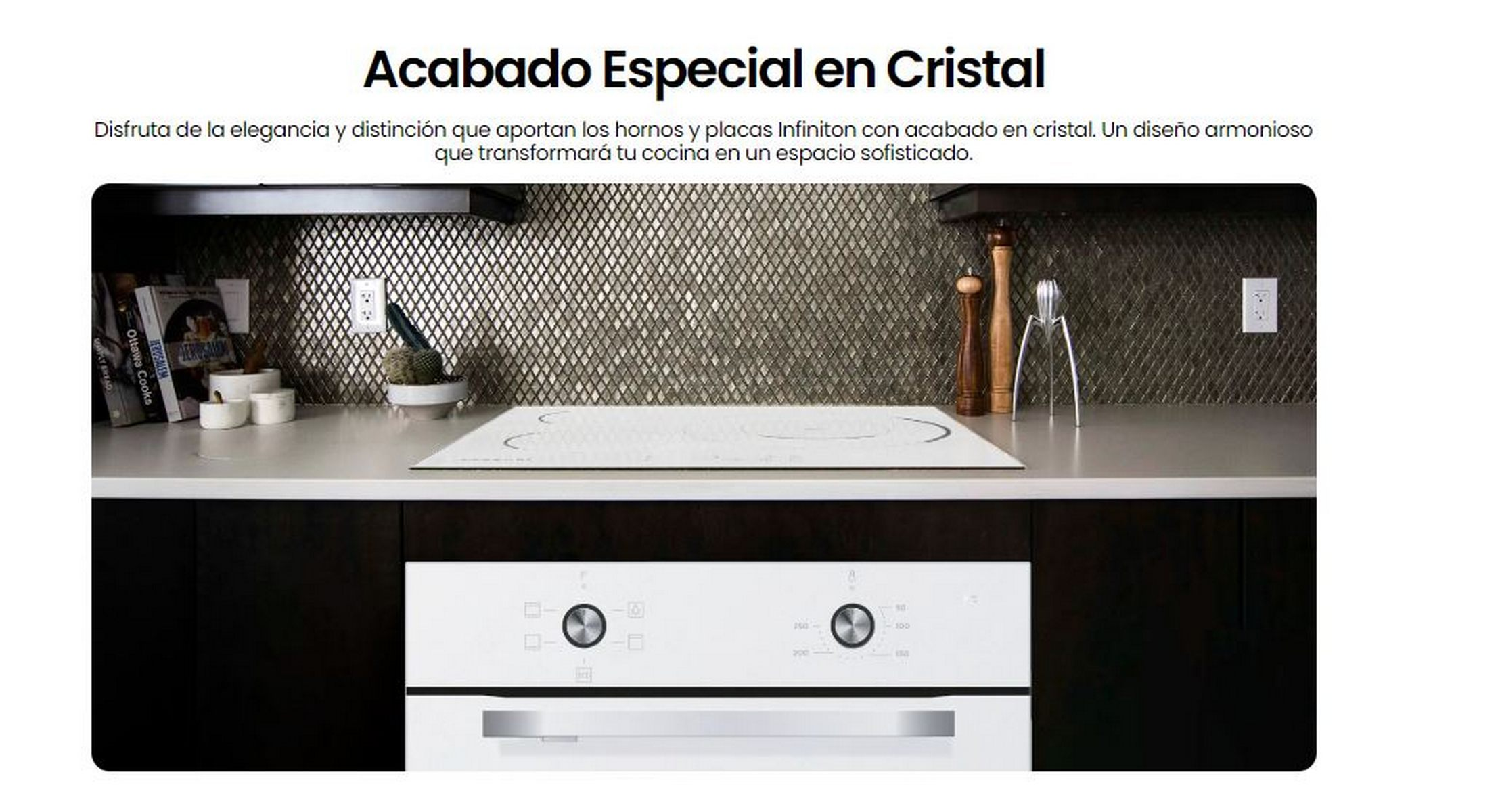 Estufa blanca en encimera, texto: Acabado especial en cristal. Gabinetes negros, salpicadero embaldosado.