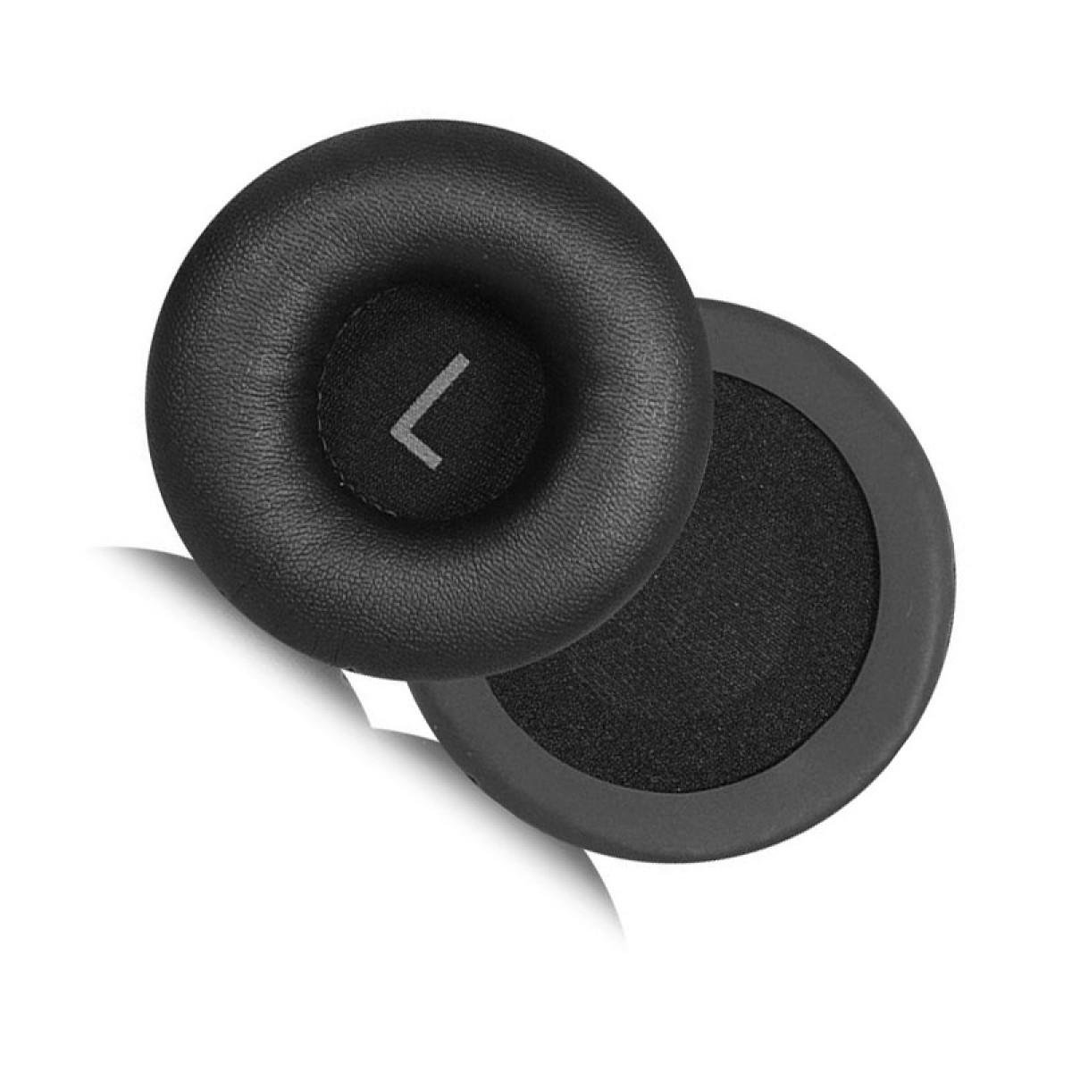 Czarne nauszniki słuchawek, pod kątem, z białym 'L' i czarną siatką na białej powierzchni.