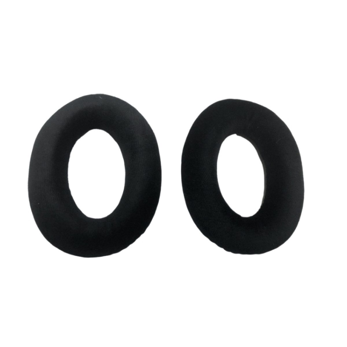 Dwie czarne poduszki do słuchawek. Oba są okrągłe i mają miękką, ciemną teksturę. Są na białym tle.
