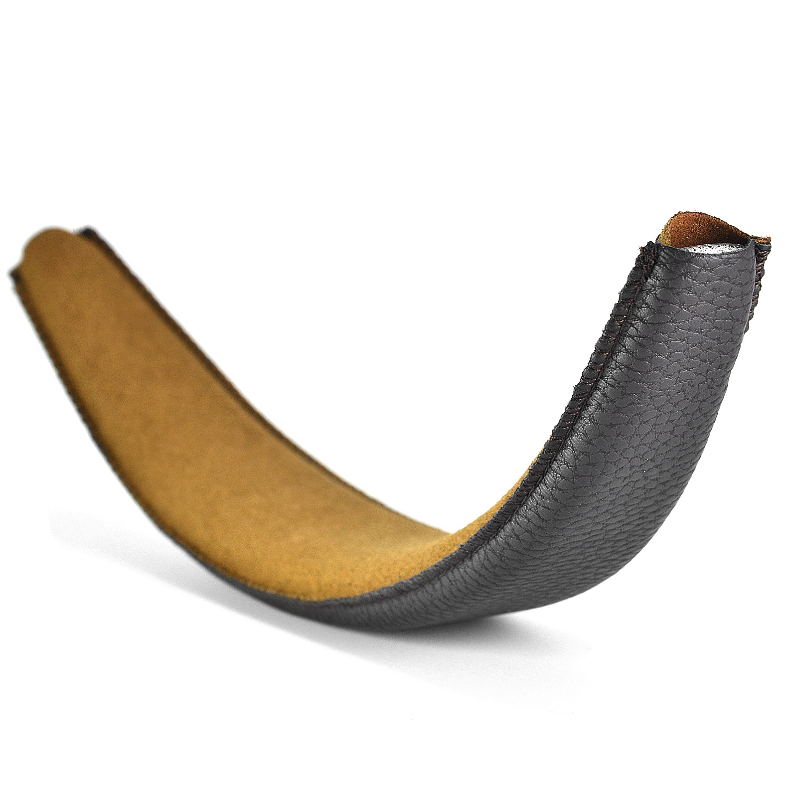 Schwarzes Leder-Stirnband, gebogene Form. Es hat eine braune und gelbe Innenseite und ist auf Weiß isoliert.