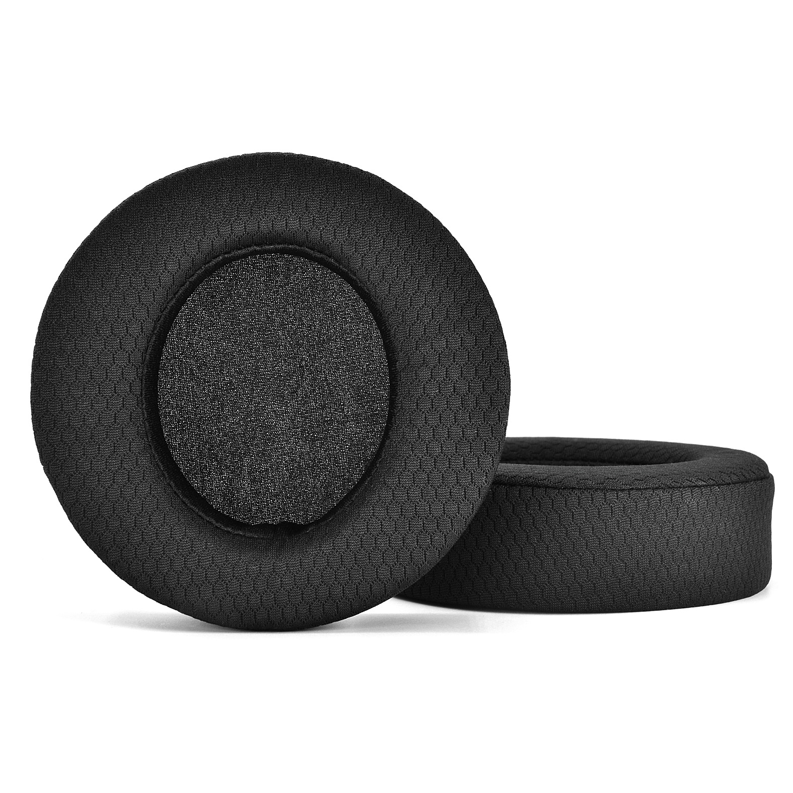 Zwei schwarze Ohrpolster. Rund mit einem Mittelkreis aus Mesh-Material. Auf weißem Hintergrund.