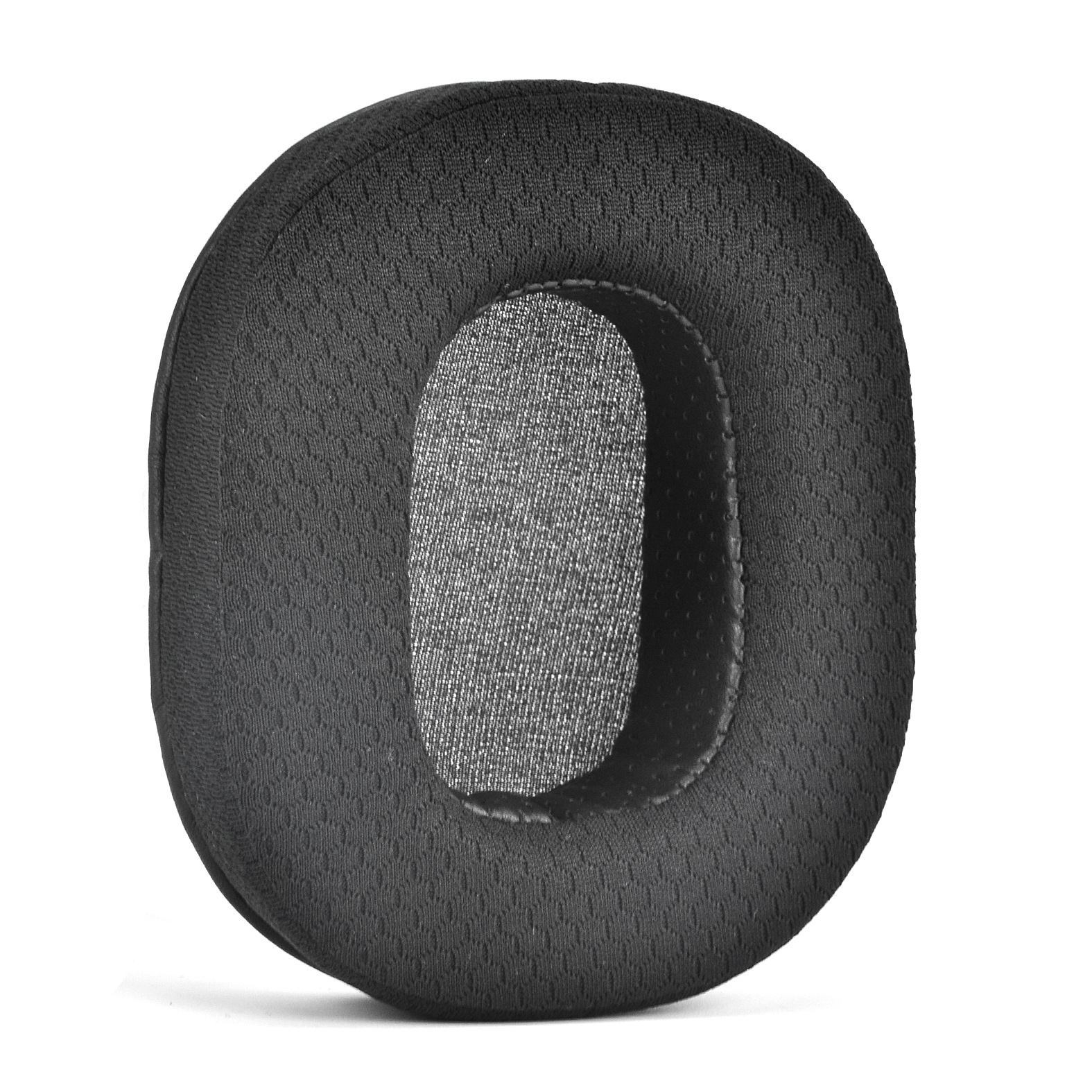 Cuscinetto auricolare nero per cuffie, con tessuto che ricopre la superficie interna. Sfondo bianco.