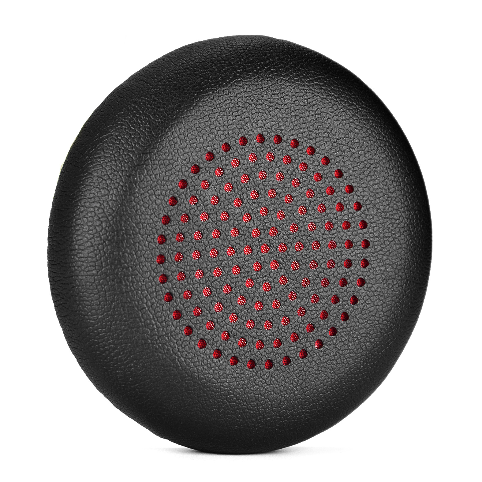 Zwarte oorschelp met rood gaas en gaten.