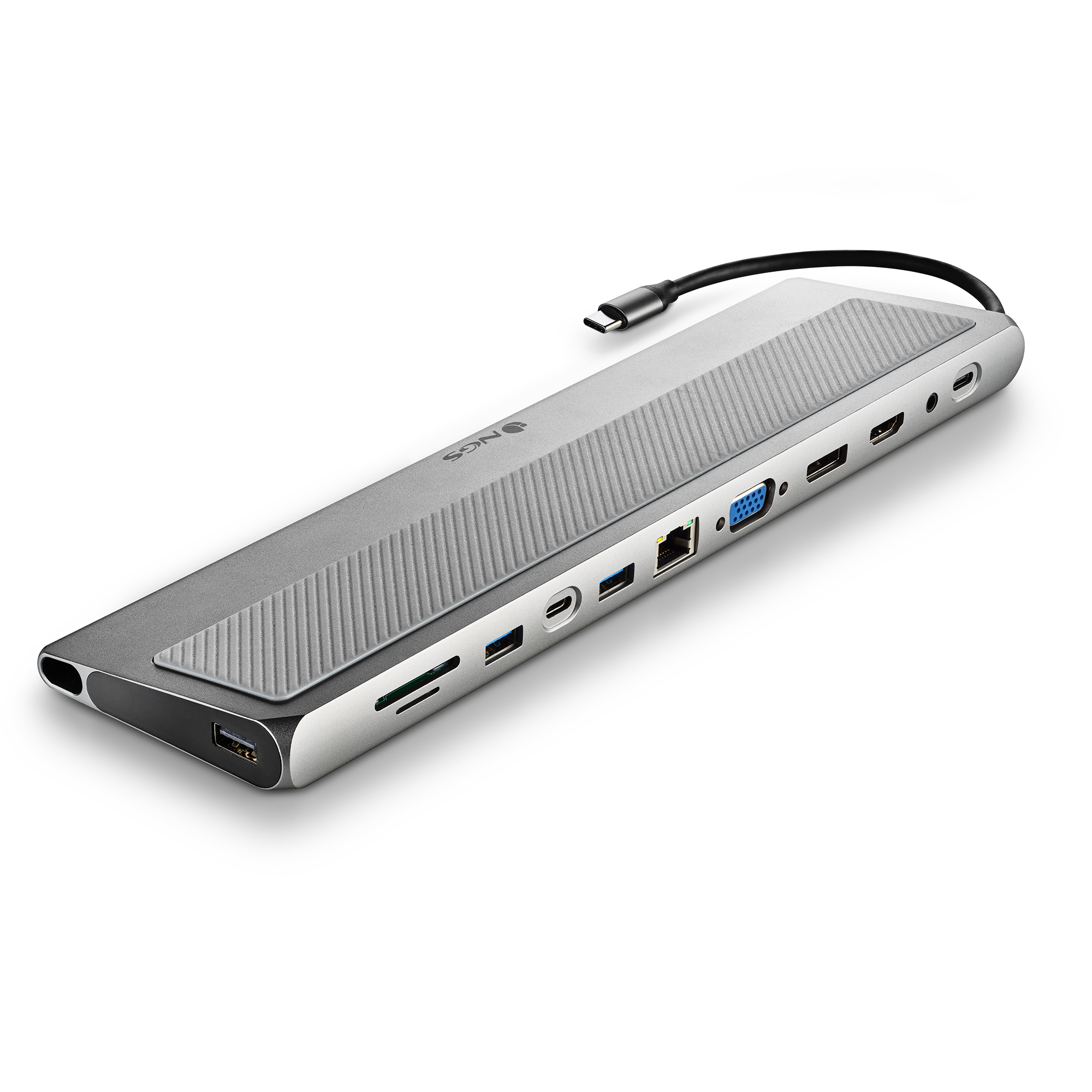 Silberner Hub mit mehreren Anschlüssen auf weißem Hintergrund. USB, HDMI und Ethernet.