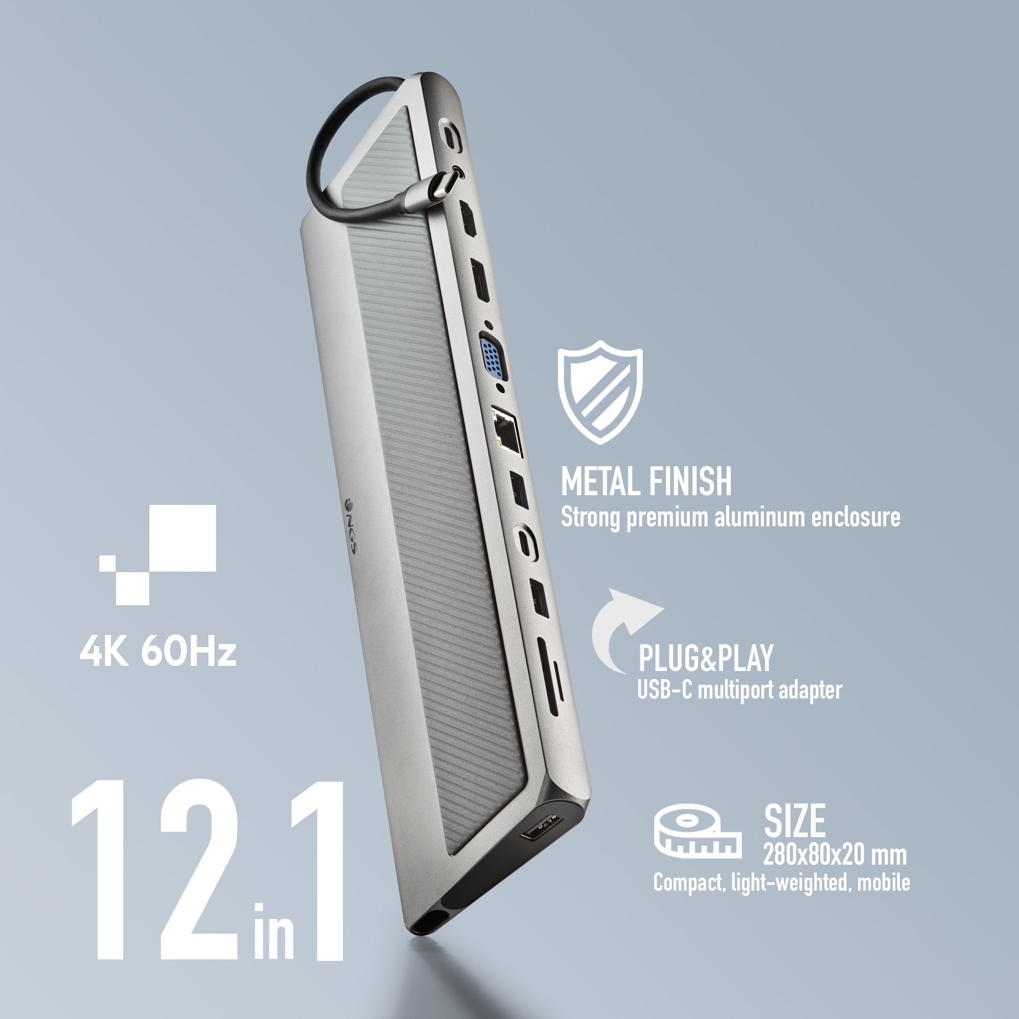 Silberner Multiport-Adapter mit Details, weißer Hintergrund.