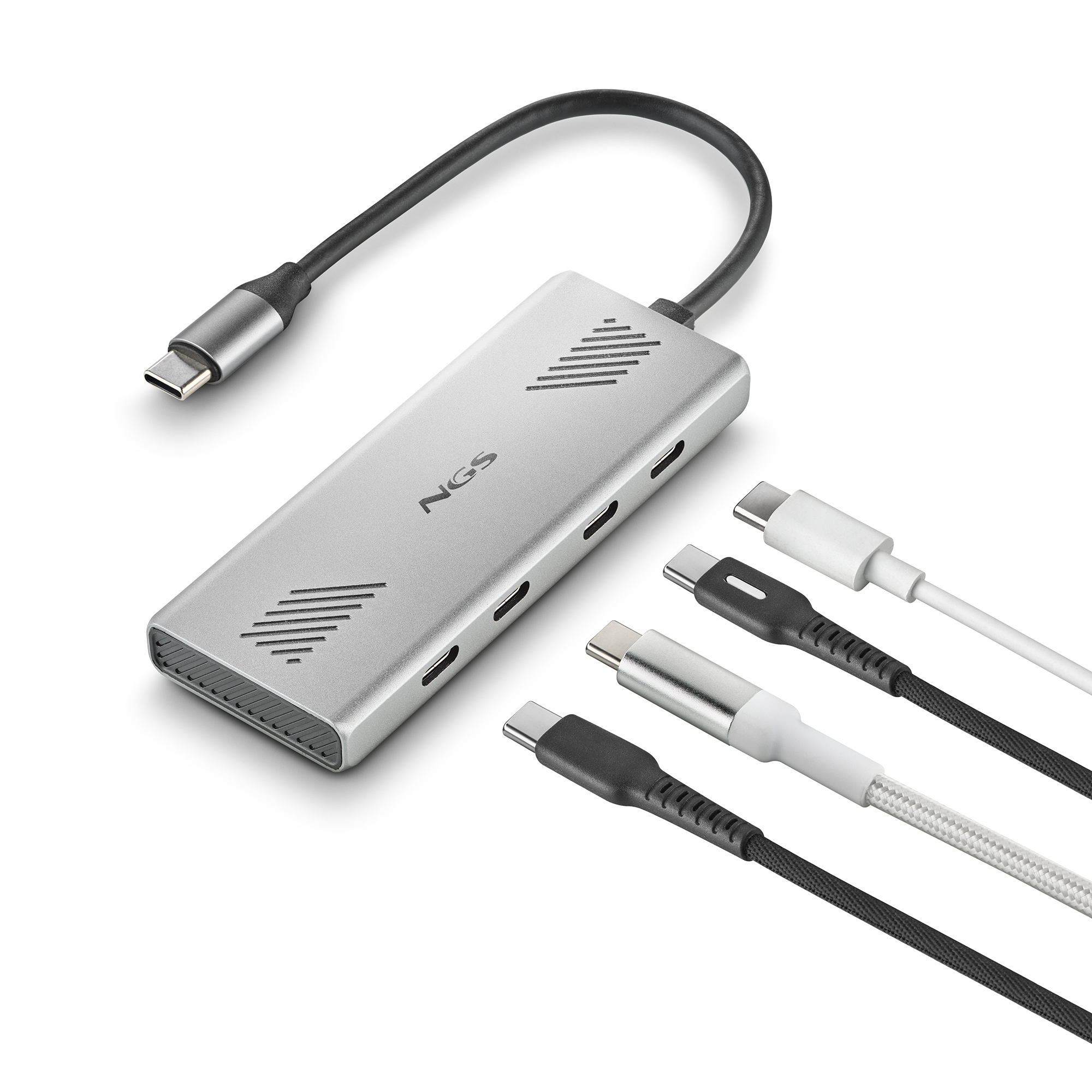 Silberner USB-Hub mit mehreren Anschlüssen und Kabeln. Weißer Hintergrund.