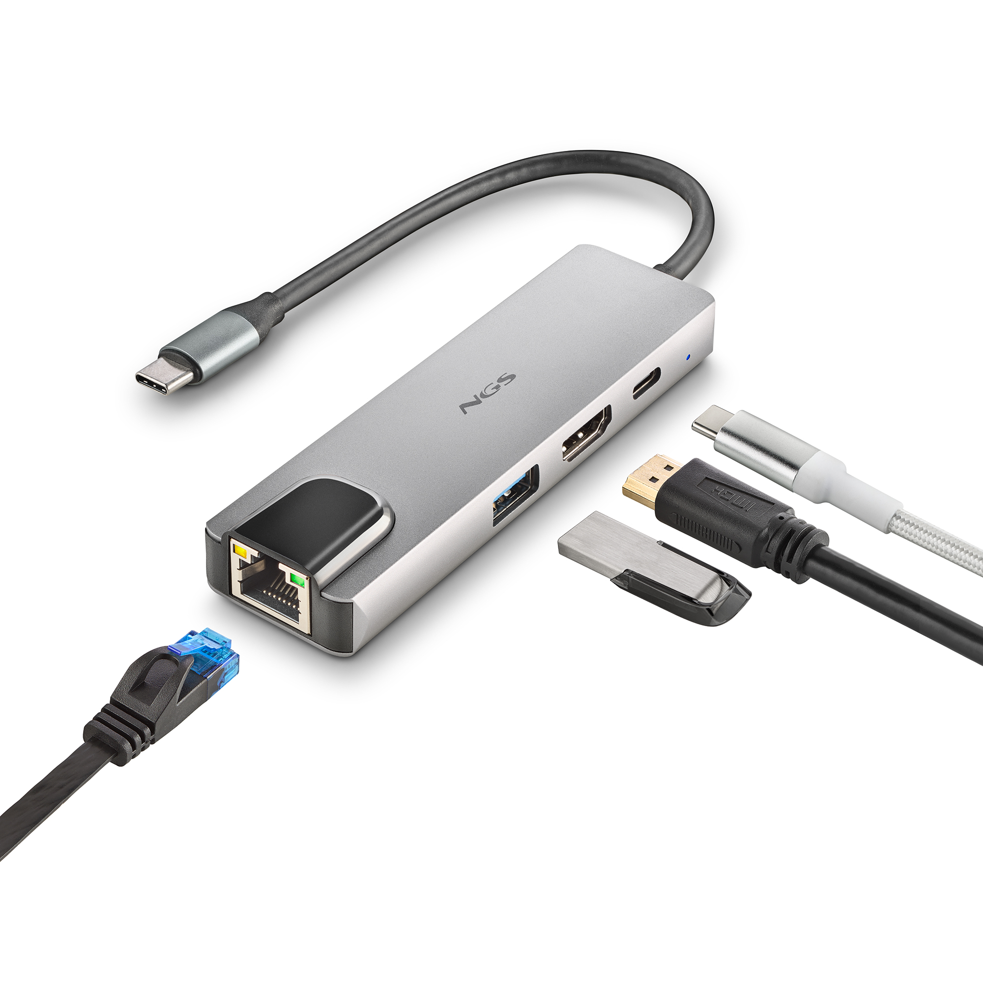 Silberner USB-C-Hub mit verschiedenen angeschlossenen Kabeln, einschließlich Ethernet und HDMI.