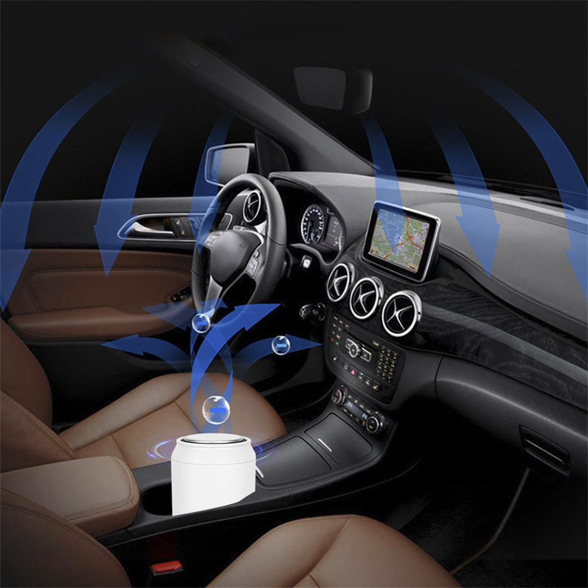 Autointerieur mit Luftauslässen und einem weißen Luftreiniger.