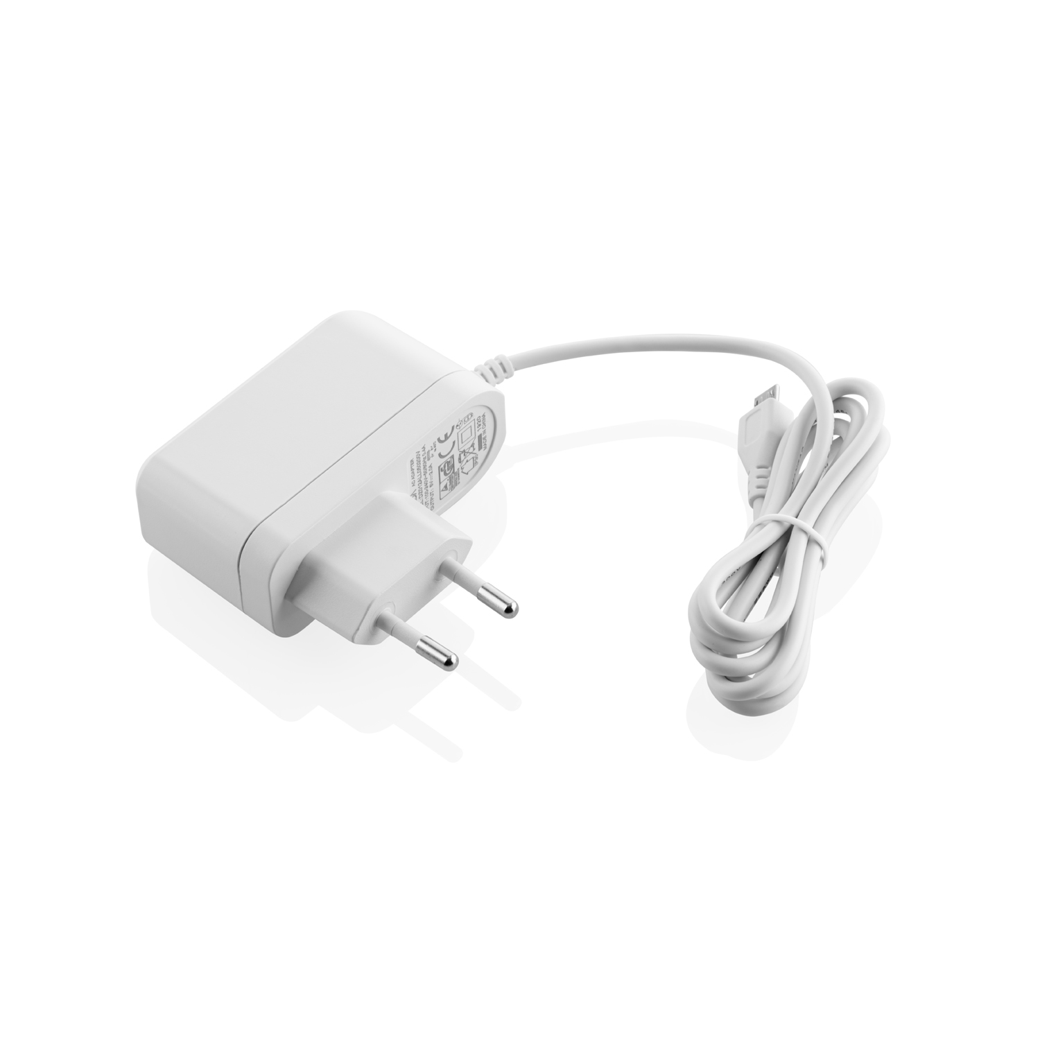 Weißes Netzteil mit Stecker und weißem Kabel. Von oben gesehen.