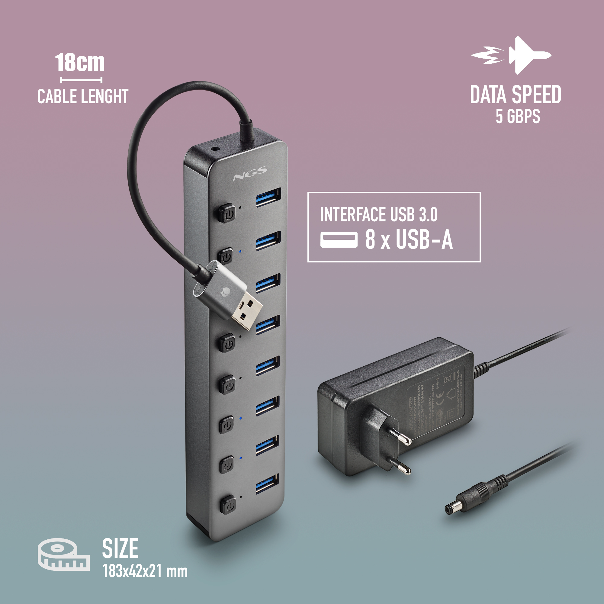 Schwarzer USB-Hub mit 8 Anschlüssen, Netzteil und weißem Kabel. Weißer Hintergrund.