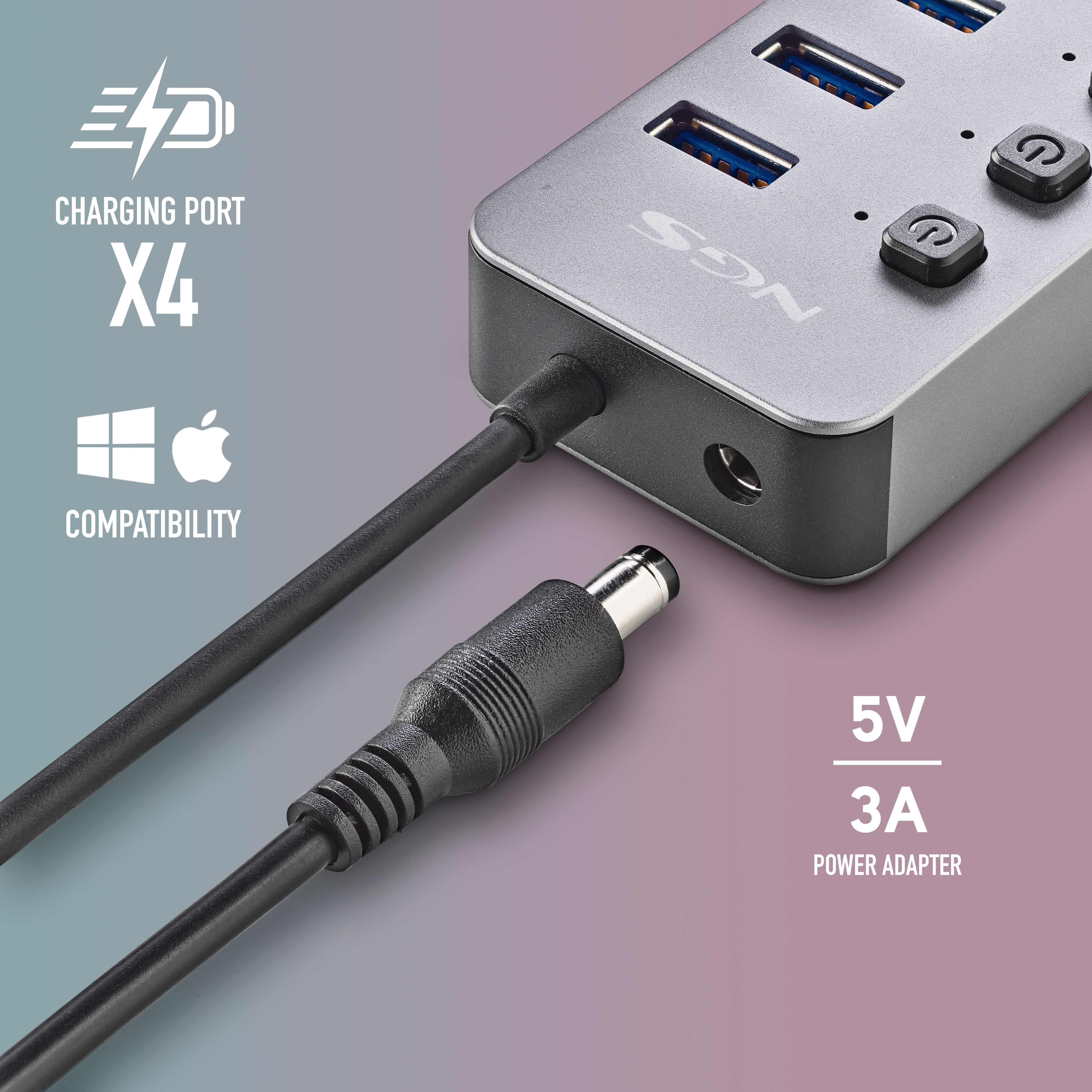 Ein grauer USB-Hub mit Anschlüssen, einem Netzteil und Kompatibilitätssymbolen für Windows und Apple.