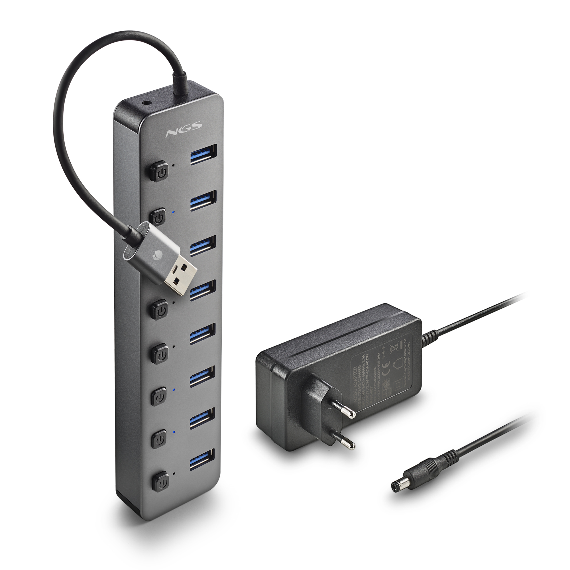 Ein grauer USB-Hub mit mehreren Anschlüssen und ein Netzteil. Schwarzes Kabel verbindet Hub mit Adapter.