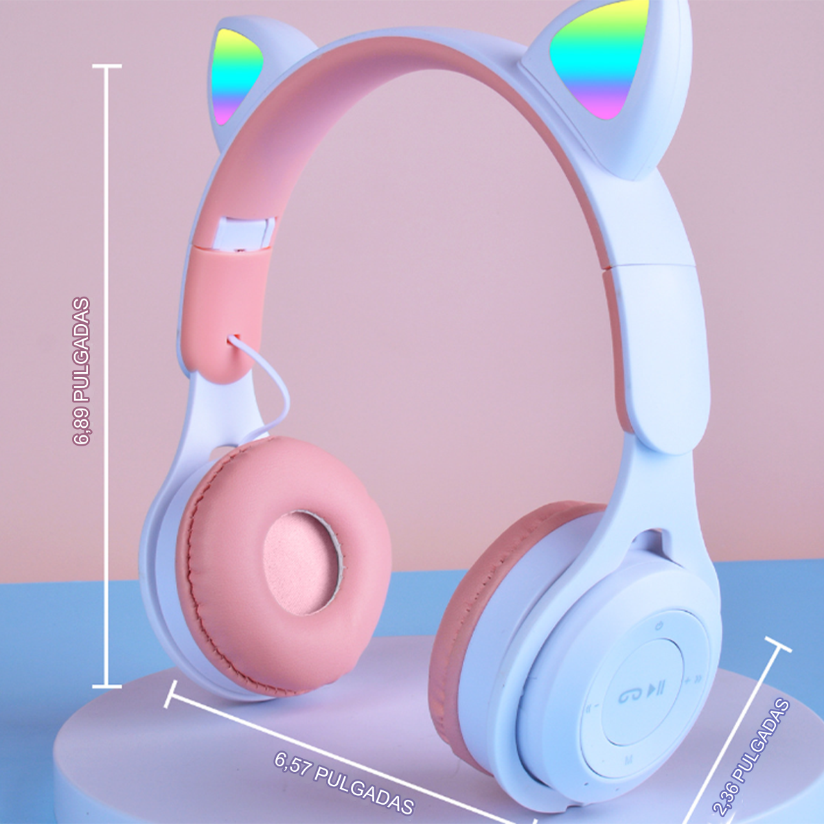 Auriculares con orejas de gato rosas y blancos. Los auriculares tienen una copa rosa y orejas de gato con luces de arcoíris.