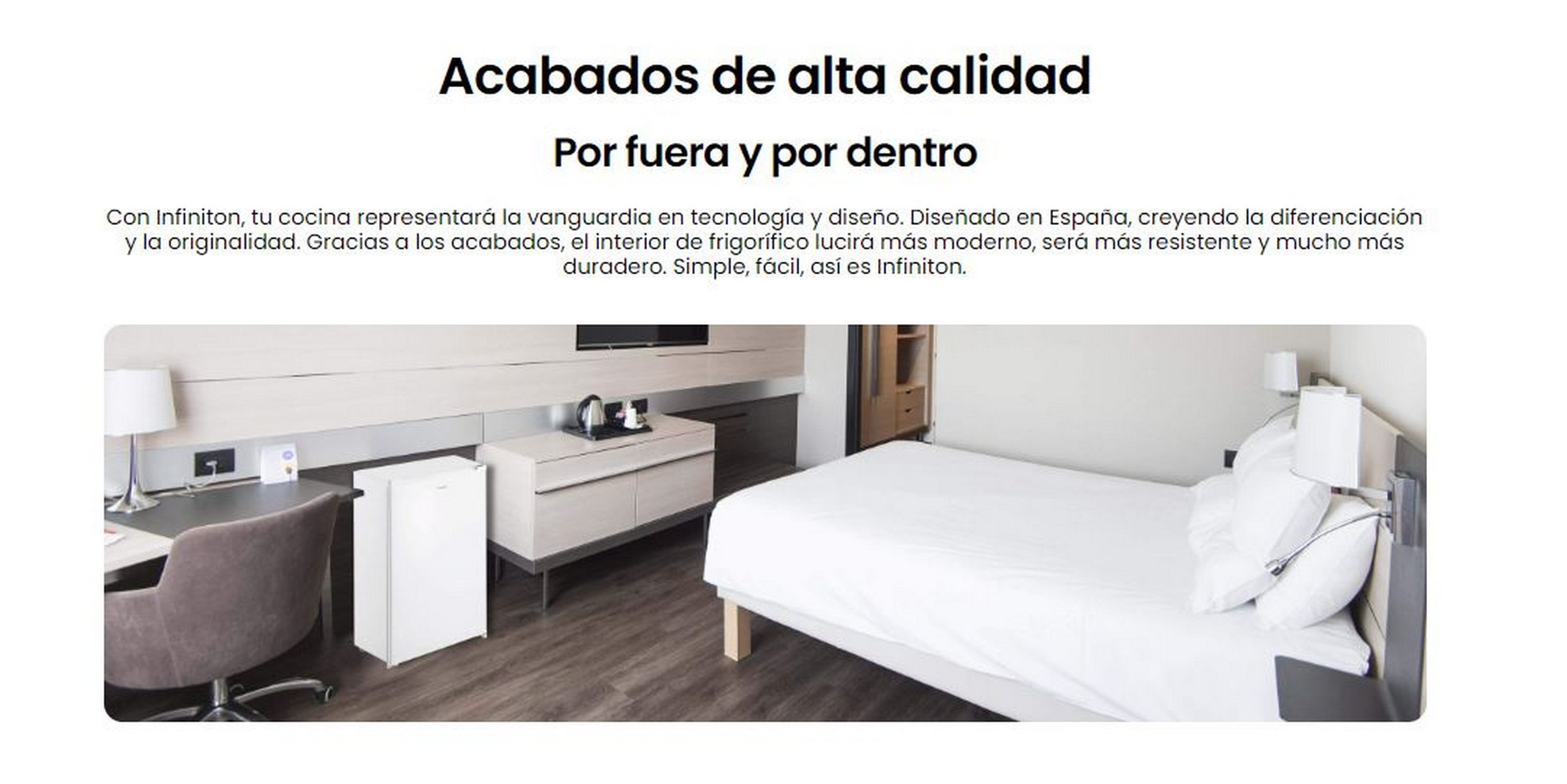 Una habitación de hotel con cama, escritorio y nevera pequeña. Texto sobre acabados de alta calidad.
