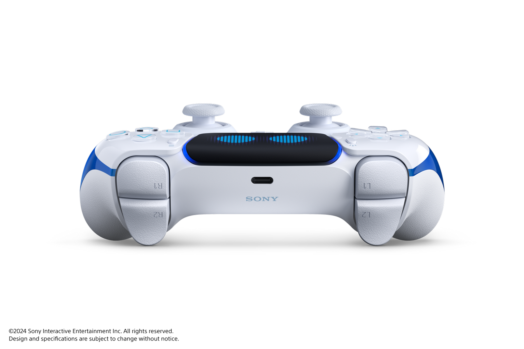 Weiß-blauer Playstation 5 Controller auf schwarzem Hintergrund, mit sichtbaren Tasten.