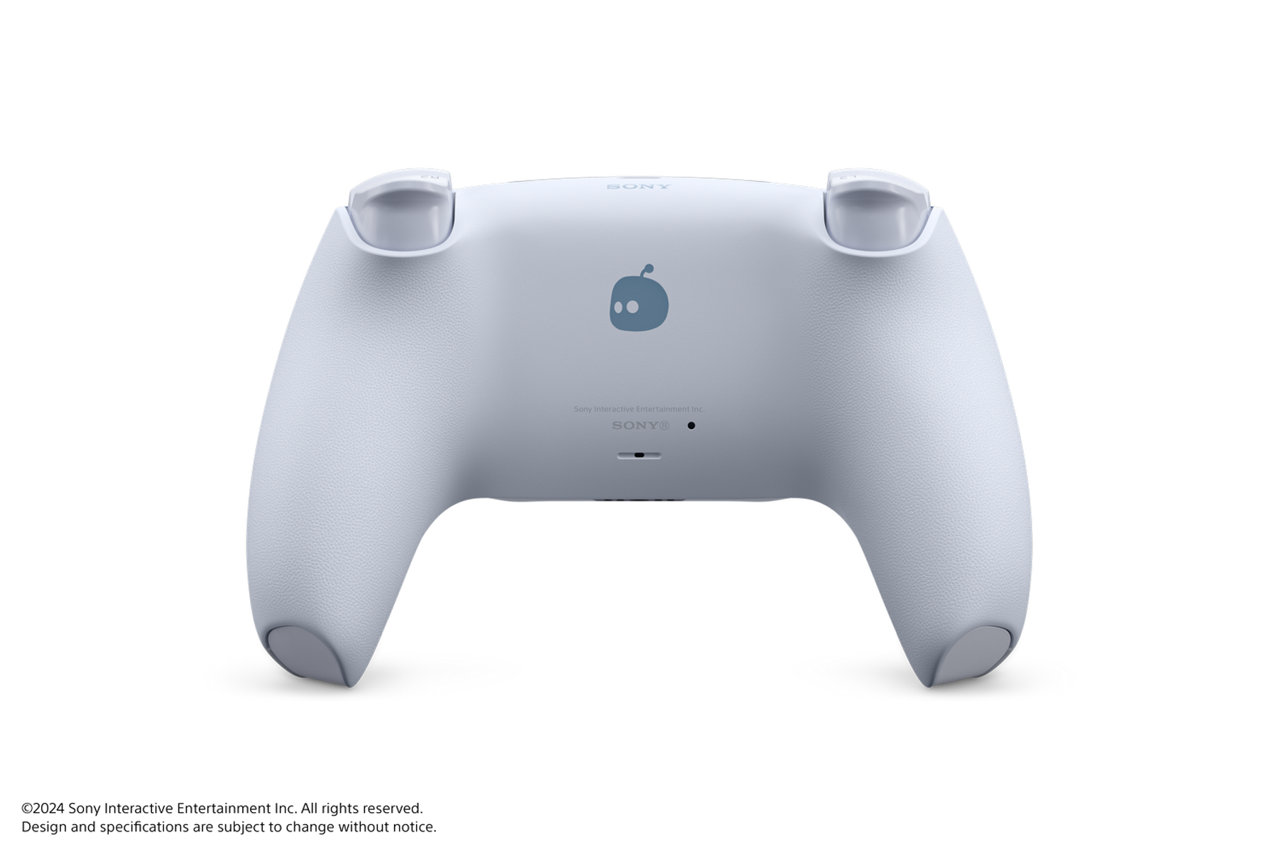 Rückseite eines hellblauen und weißen PlayStation 5-Controllers auf schwarzem Hintergrund.