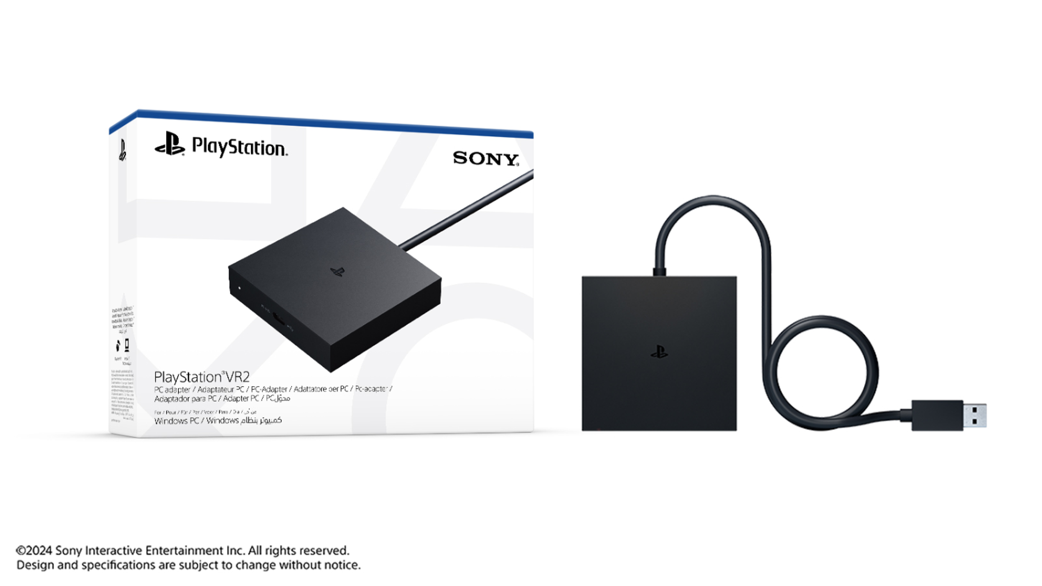 Pudełko PlayStation VR2 i czarny adapter z kablem. Białe tło.