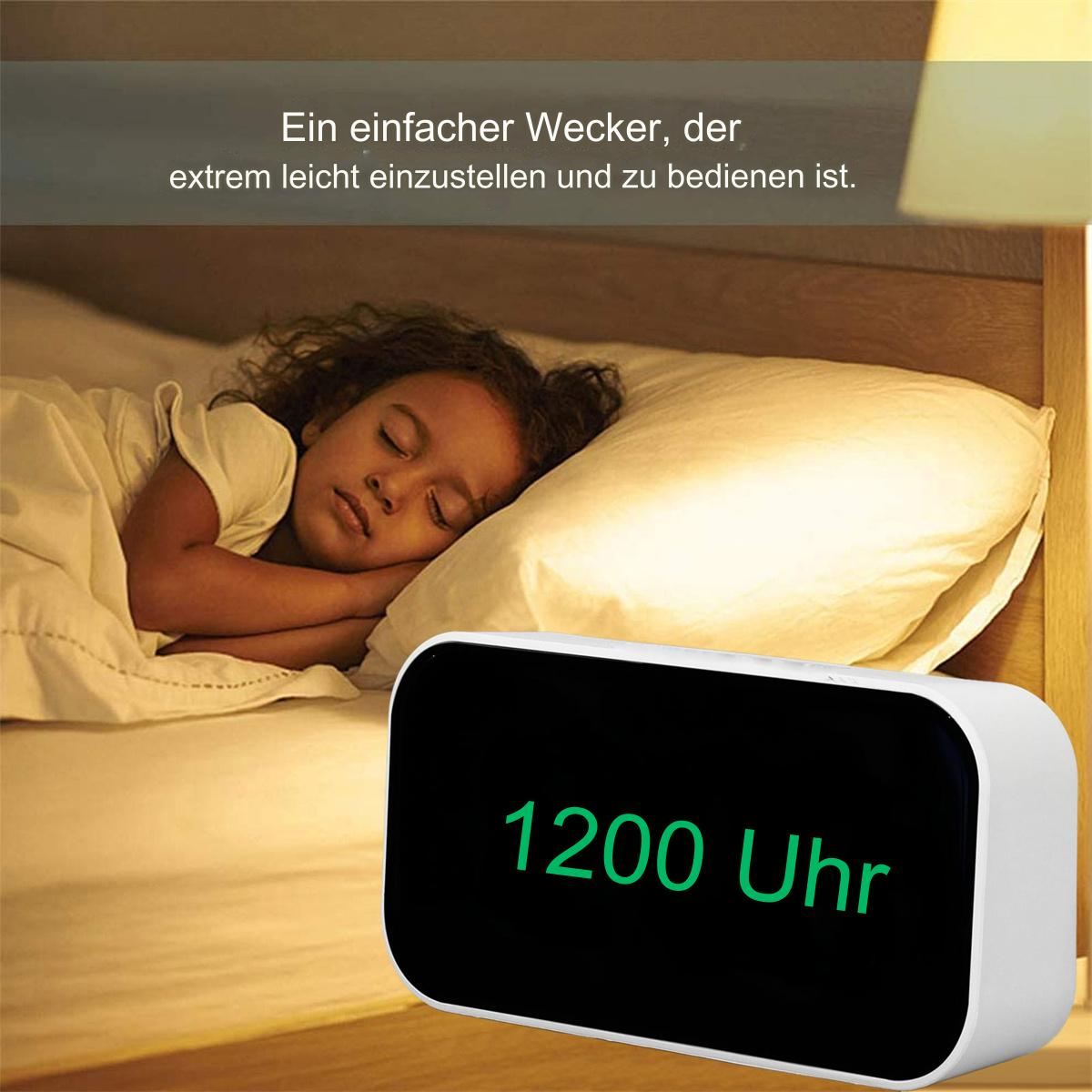Ein junges Mädchen schläft neben einem digitalen Wecker auf einem Bett.