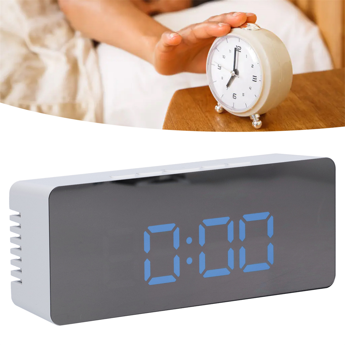 Zwei Uhren: eine beige analoge auf einem Tisch und eine digitale, die 0:00 anzeigt und reflektiert.