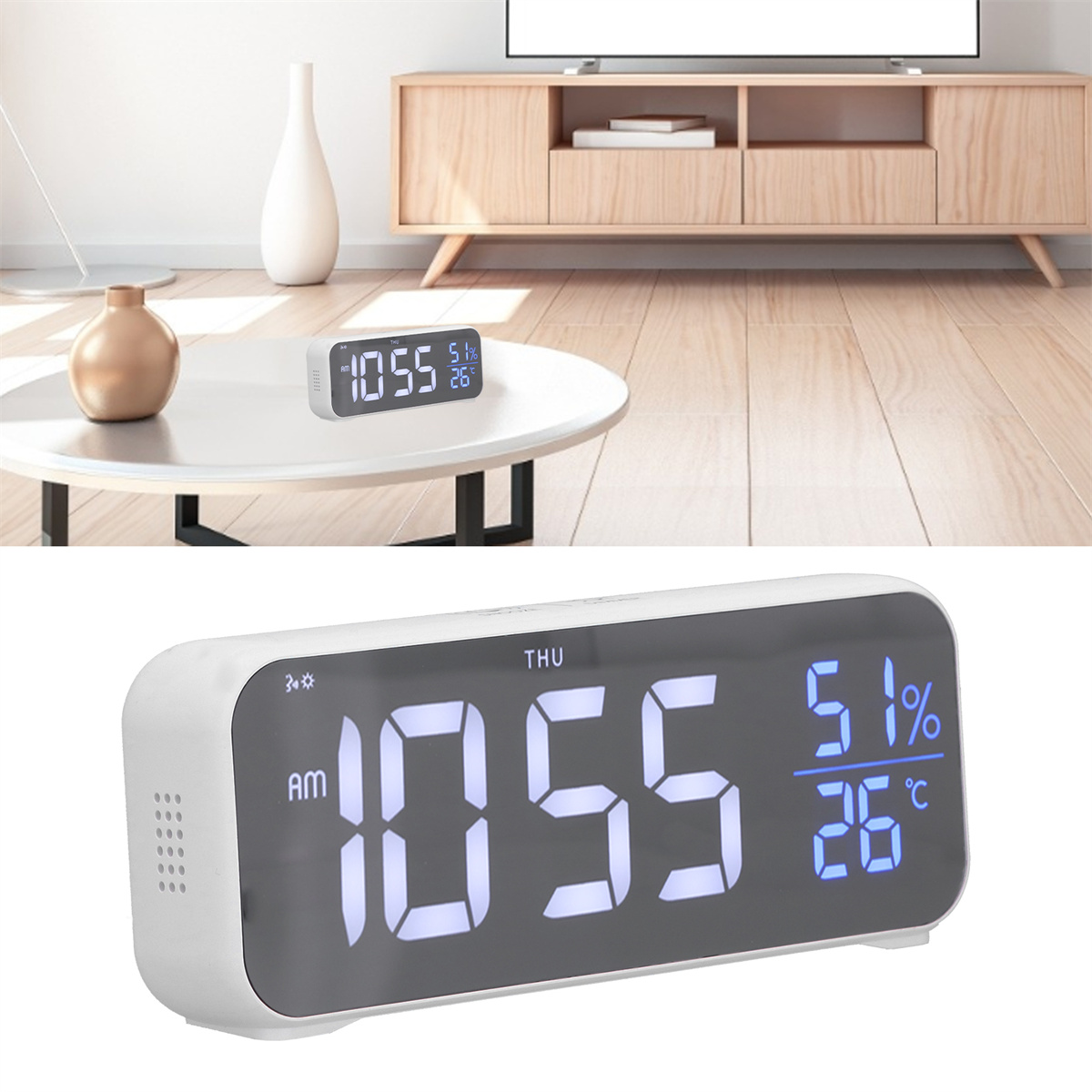 Weiße Digitaluhr, die Zeit und Luftfeuchtigkeit auf einem weißen Tisch anzeigt. Hintergrund zeigt TV-Ständer und Holzboden.