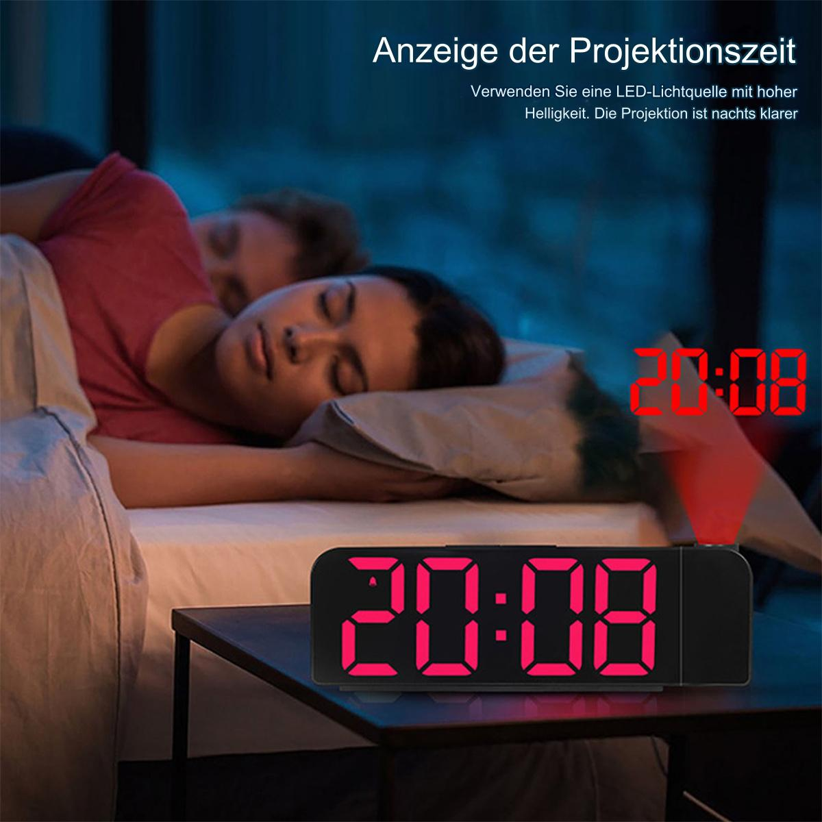 Digitaler Wecker zeigt 20:08 in Rot, Person schläft. Projektion sichtbar.